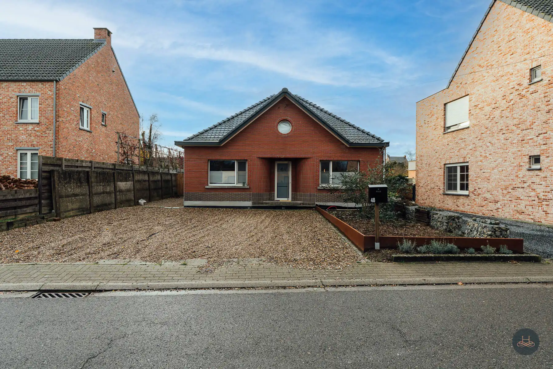 Gezinswoning met renovatiepotentieel op knap perceel foto 2