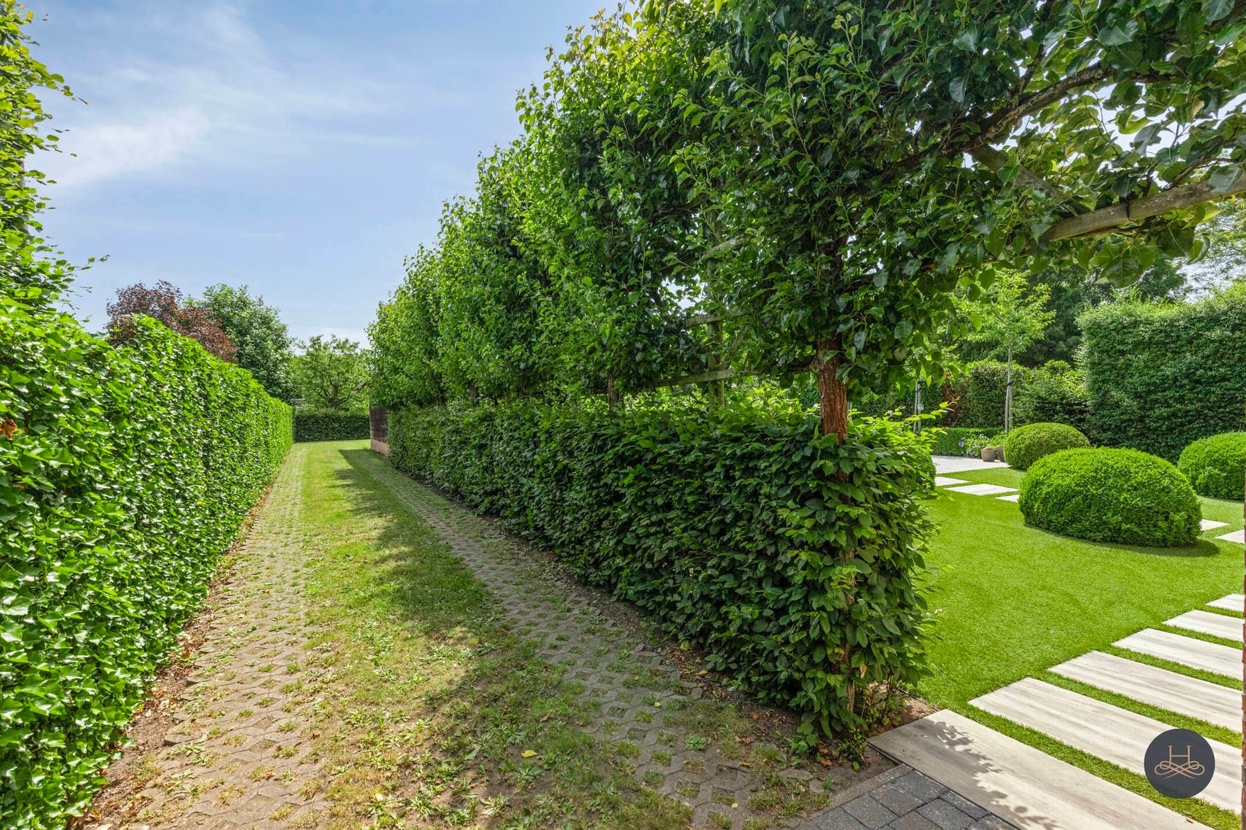 Instapklare villa met prachtig aangelegde tuin en zwembad foto 23