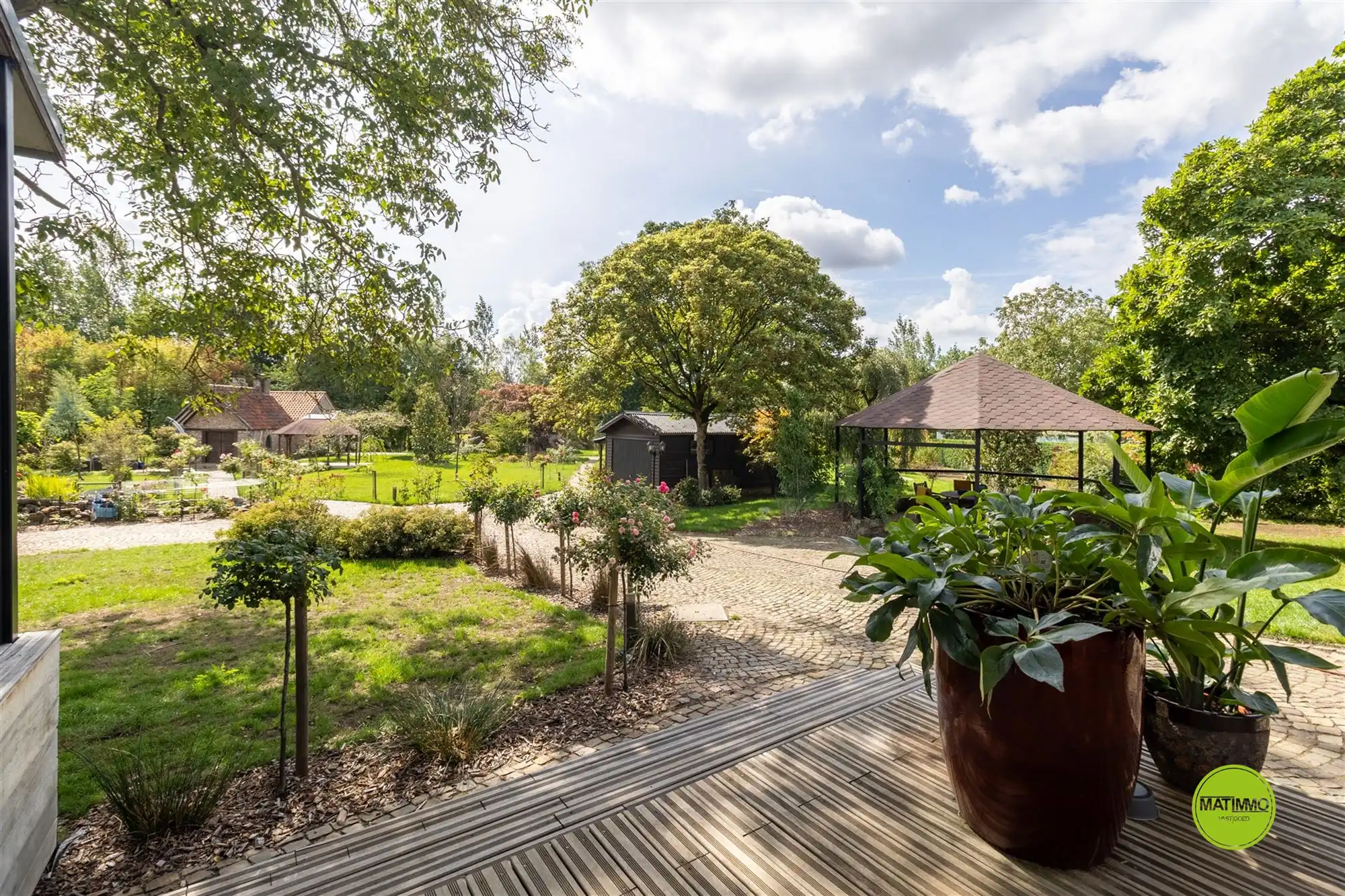 Luxueus gerenoveerde woning met groot stuk grond  foto 51