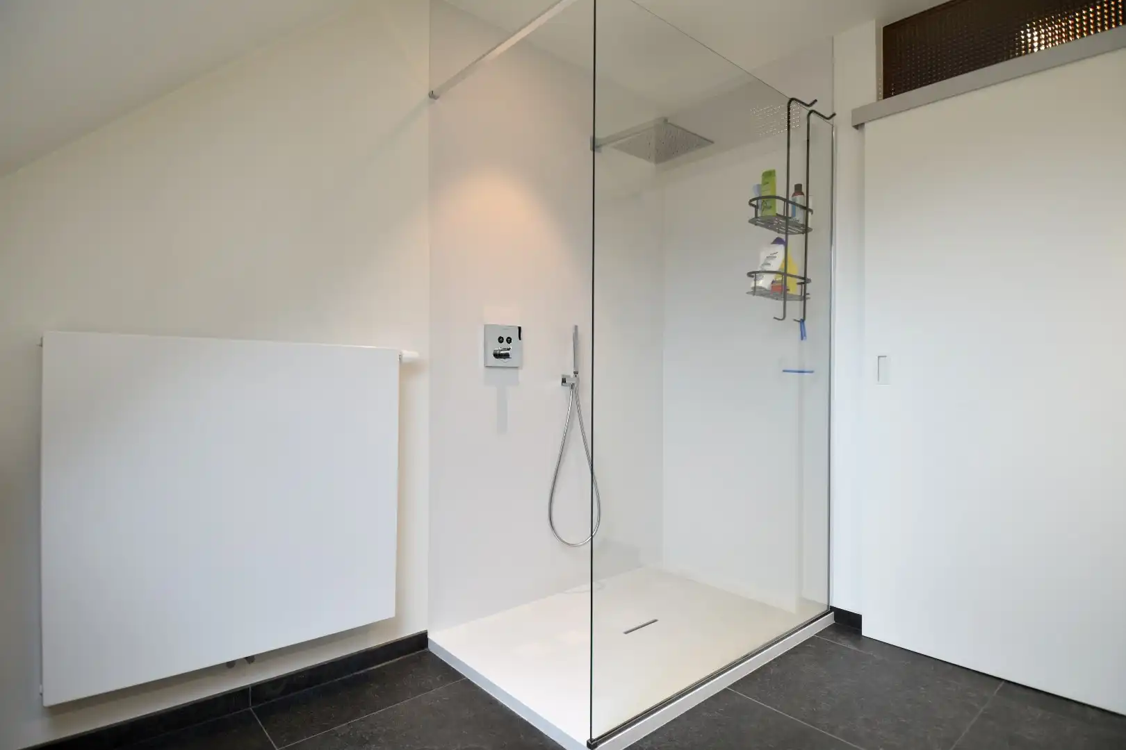 Alleenstaande woning met 4 slaapkamers en zonnige tuin te koop in residentiële buurt te Wevelgem foto 12