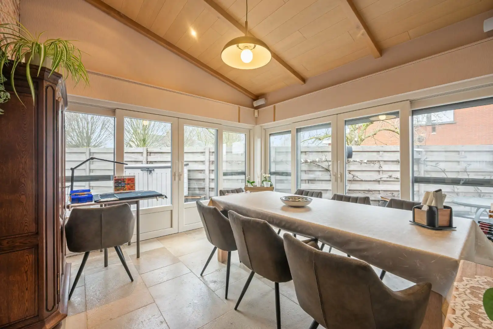 Recente halfopen woning met 3 slaapkamers, lift, garage en tuin op topligging in Ieper foto 12