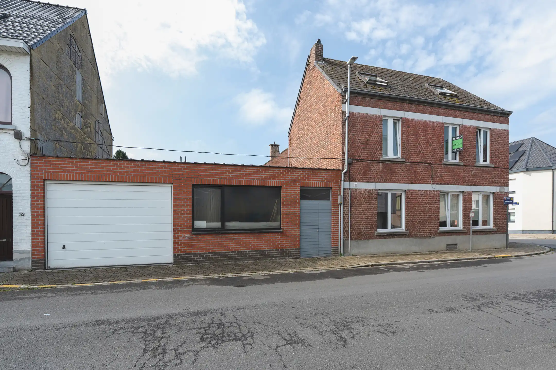 Gezinswoning met 4 slaapkamers en aanpalend magazijn foto 2