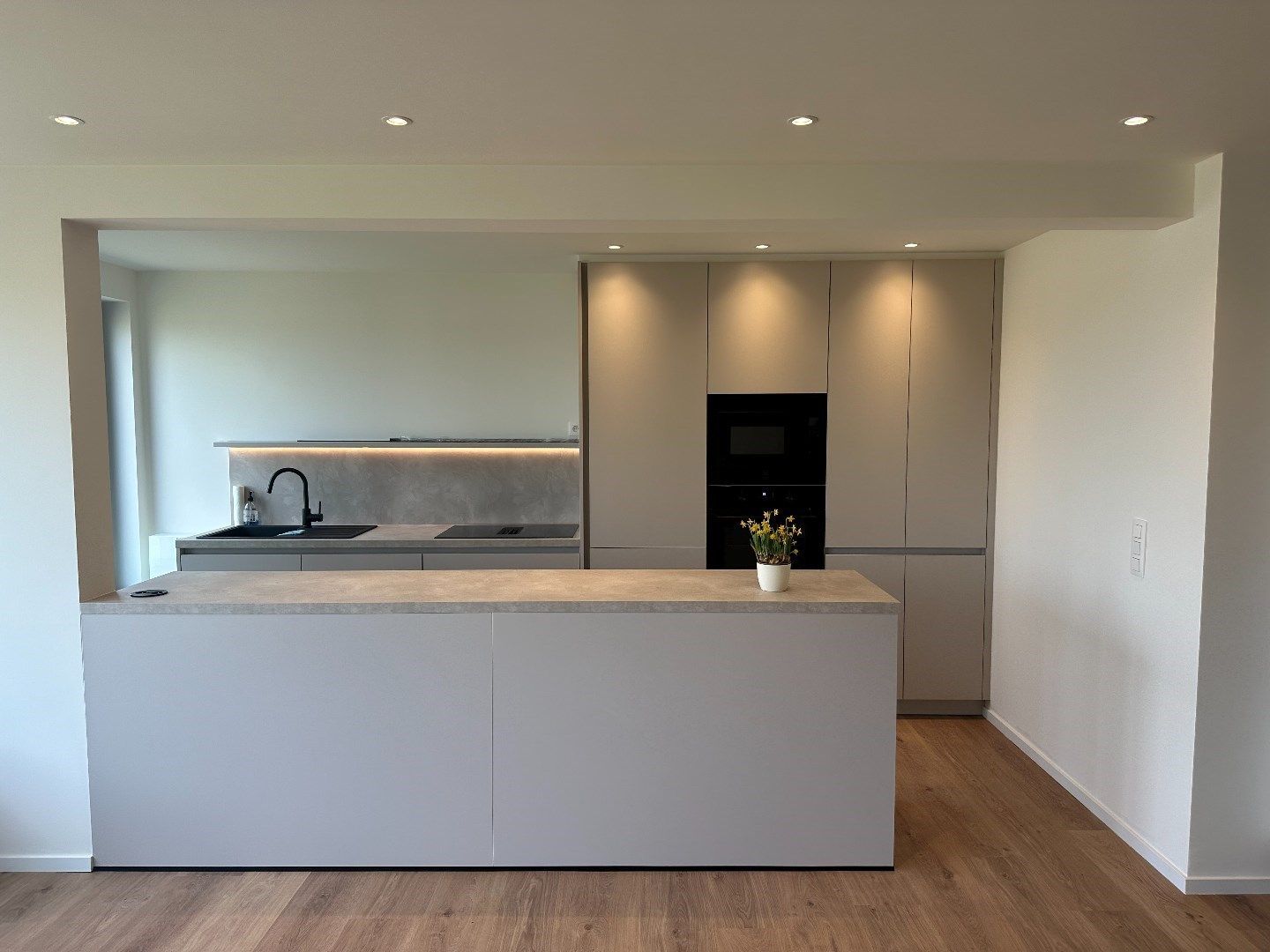 Instapklaar appartement met prachtig zicht foto {{pictureIndex}}
