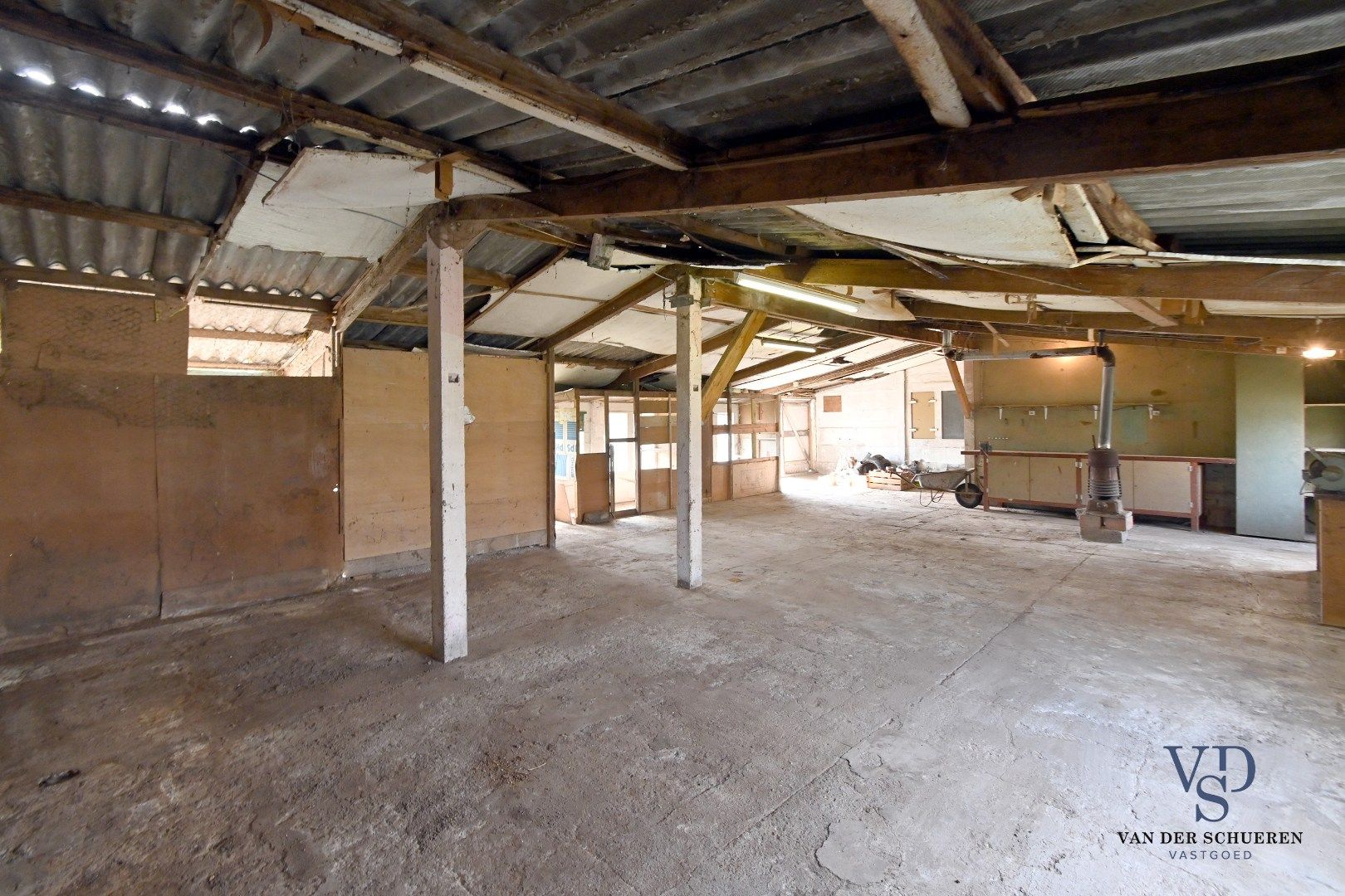 Te renoveren bungalow op een perceel van ca. 2.840 m² foto 4