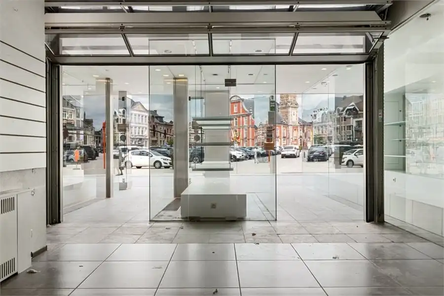 RUIME HANDELSRUIMTE TE HUUR OP DE GROTE MARKT IN SINT-TRUIDEN foto 11
