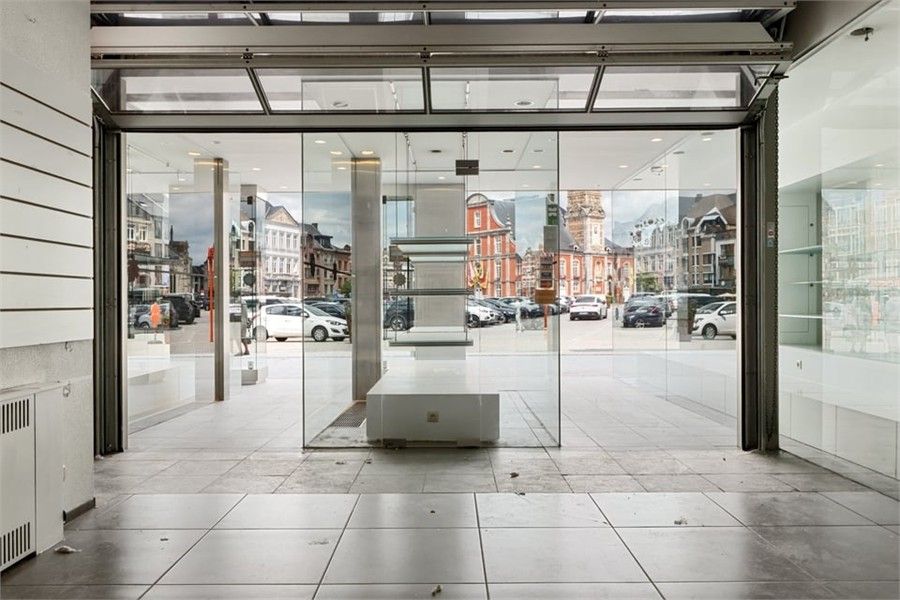 RUIME HANDELSRUIMTE TE HUUR OP DE GROTE MARKT IN SINT-TRUIDEN foto 11