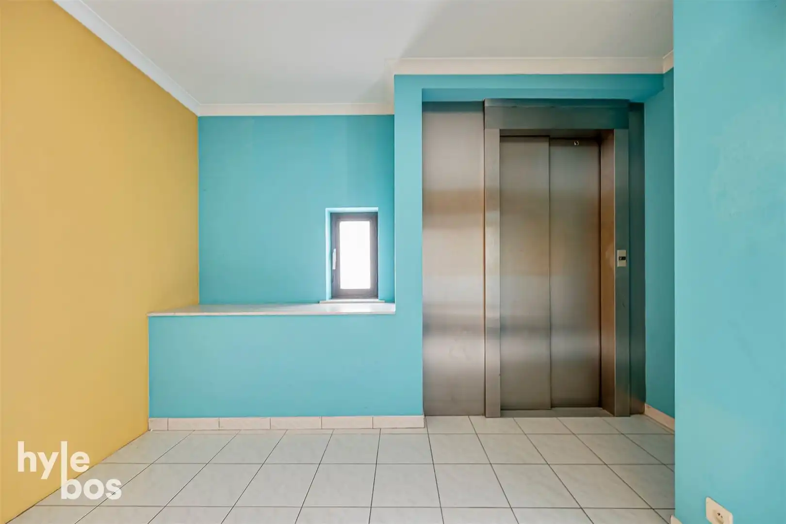 Ruim bovenhuis met groot magazijn in het centrum van de stad foto 16