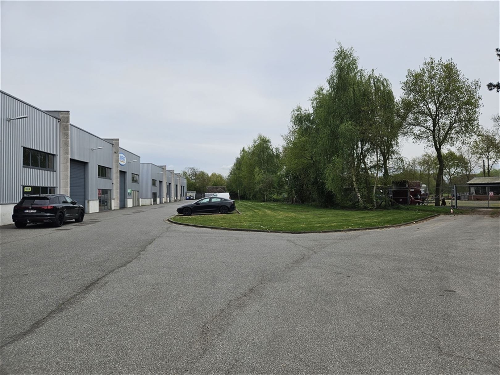 Instapklare KMO-unit met kantoren en ruime parkeergelegenheden foto 2