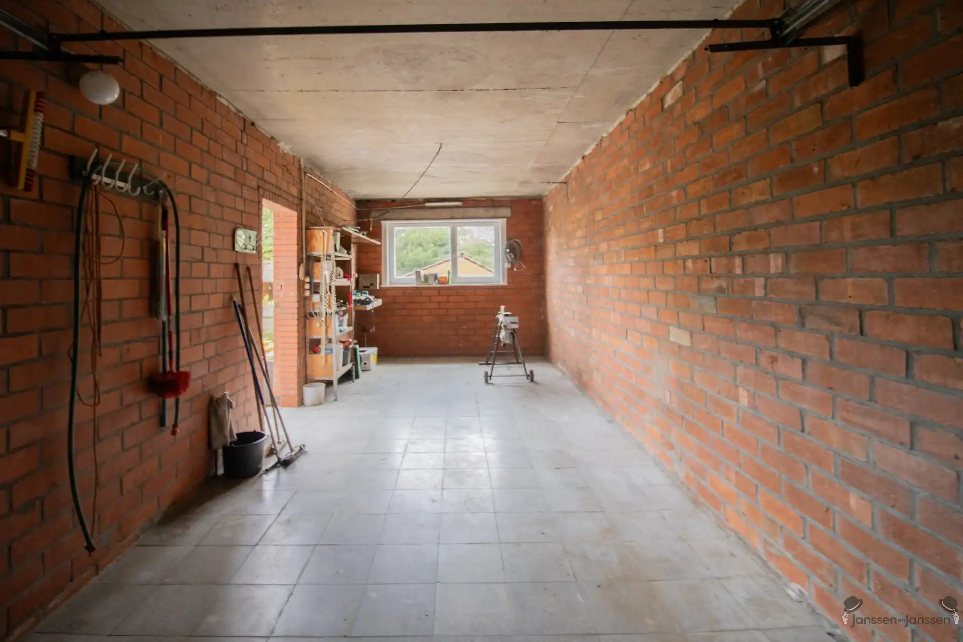 Te renoveren woning met 3 slaapkamers en gekoppelde garage op 613 m². foto 12