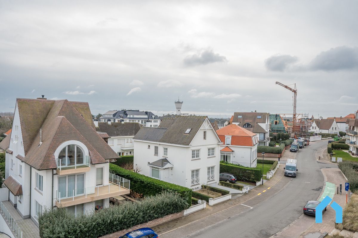 Uniek gerenoveerd hoekappartement met drieslaapkamers en open zicht over de charmante villa's van Duinbergen foto 13