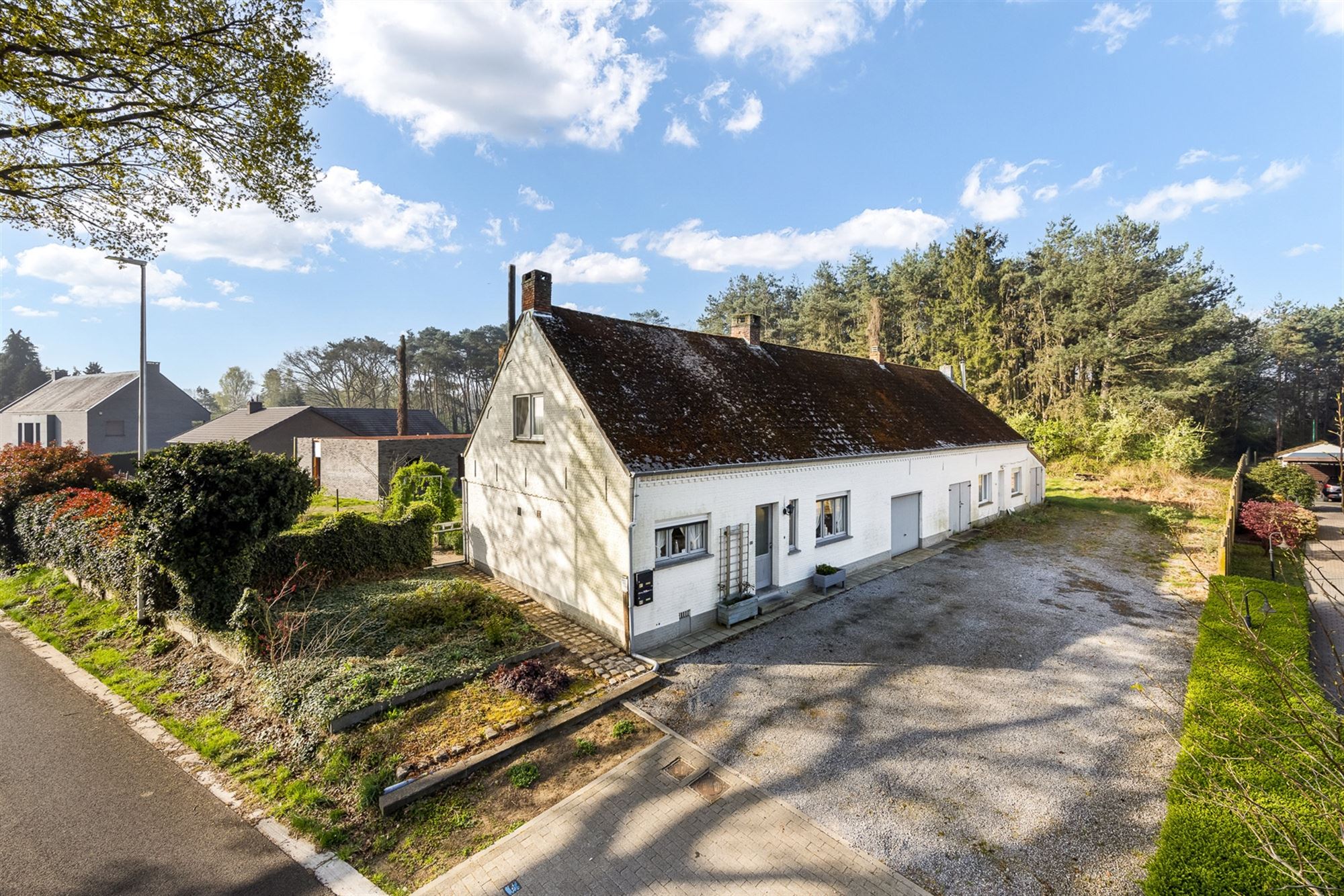 Hoofdfoto van de publicatie: UNIEKE TE RENOVEREN KARAKTERVOLLE LANGGEVELHOEVE MET 2 HUISNUMMERS UITERST RUSTIG GELEGEN TE OOSTHAM