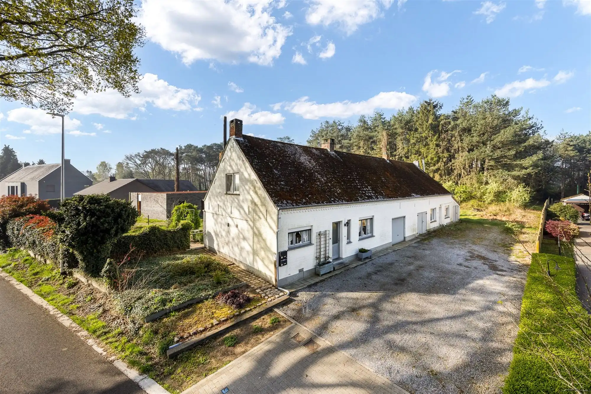 Hoofdfoto van de publicatie: UNIEKE TE RENOVEREN KARAKTERVOLLE LANGGEVELHOEVE UITERST RUSTIG GELEGEN TE OOSTHAM