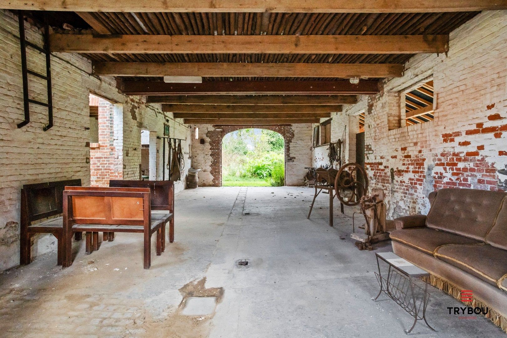 Prachtige hoeve bestaande uit woning met diverse bijgebouwen foto 6