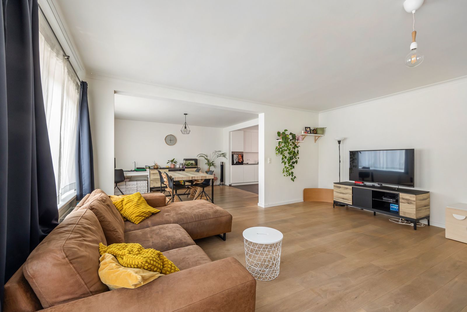 Trendy en ruim appartement met autostaanplaats en tuin in hartje Kapellen! foto {{pictureIndex}}