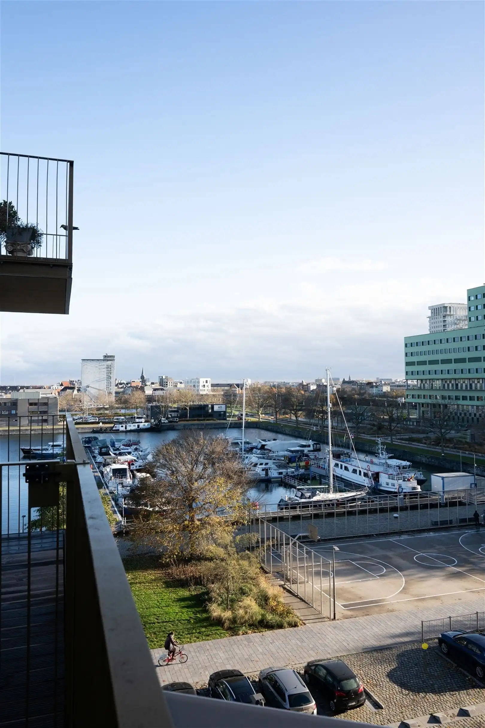 Stijlvol 1-slaapkamer appartement met terras en zicht op Kempisch Dok foto 13