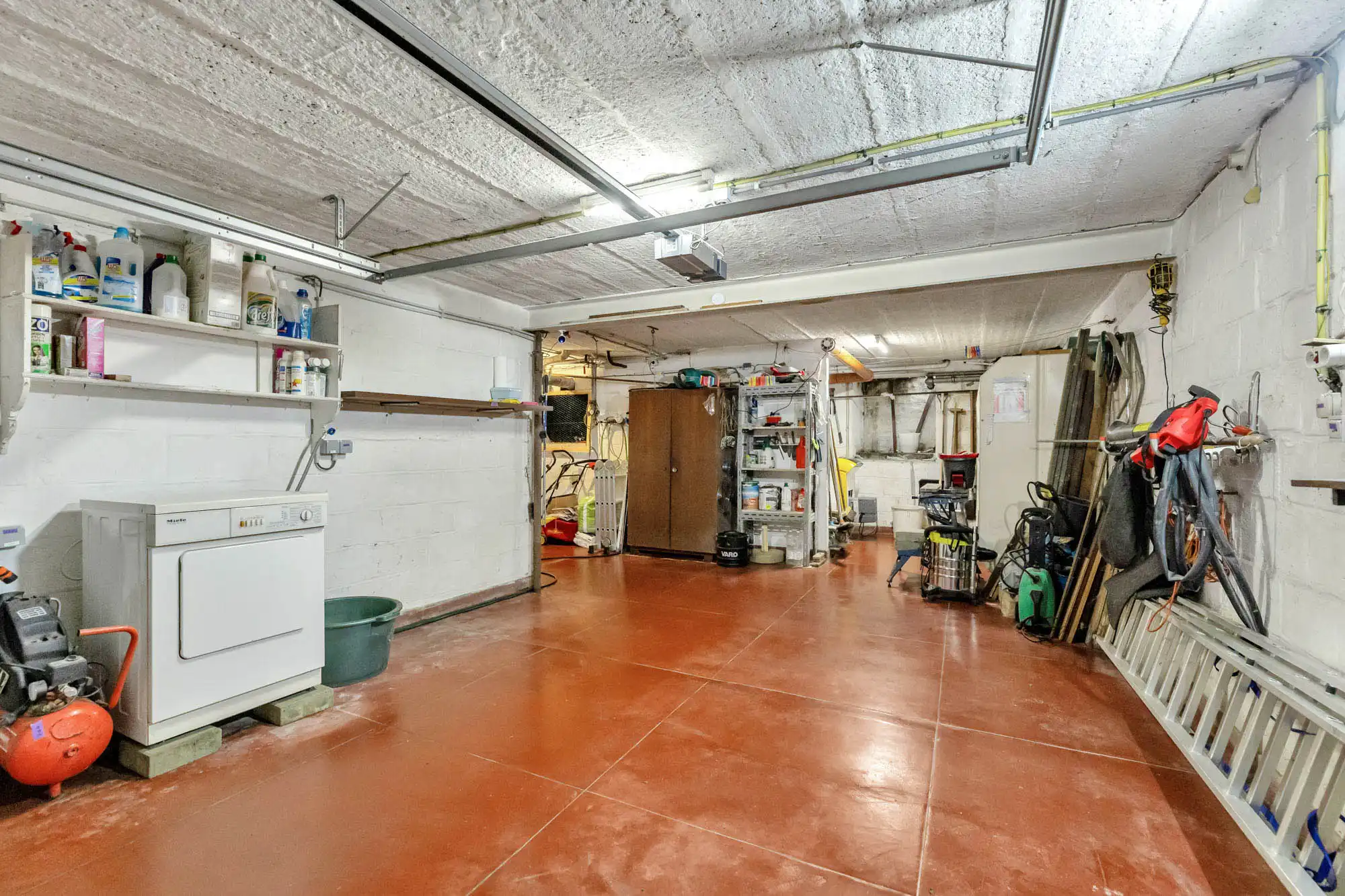 Bungalow met garage en tuintje op strategische ligging foto 21