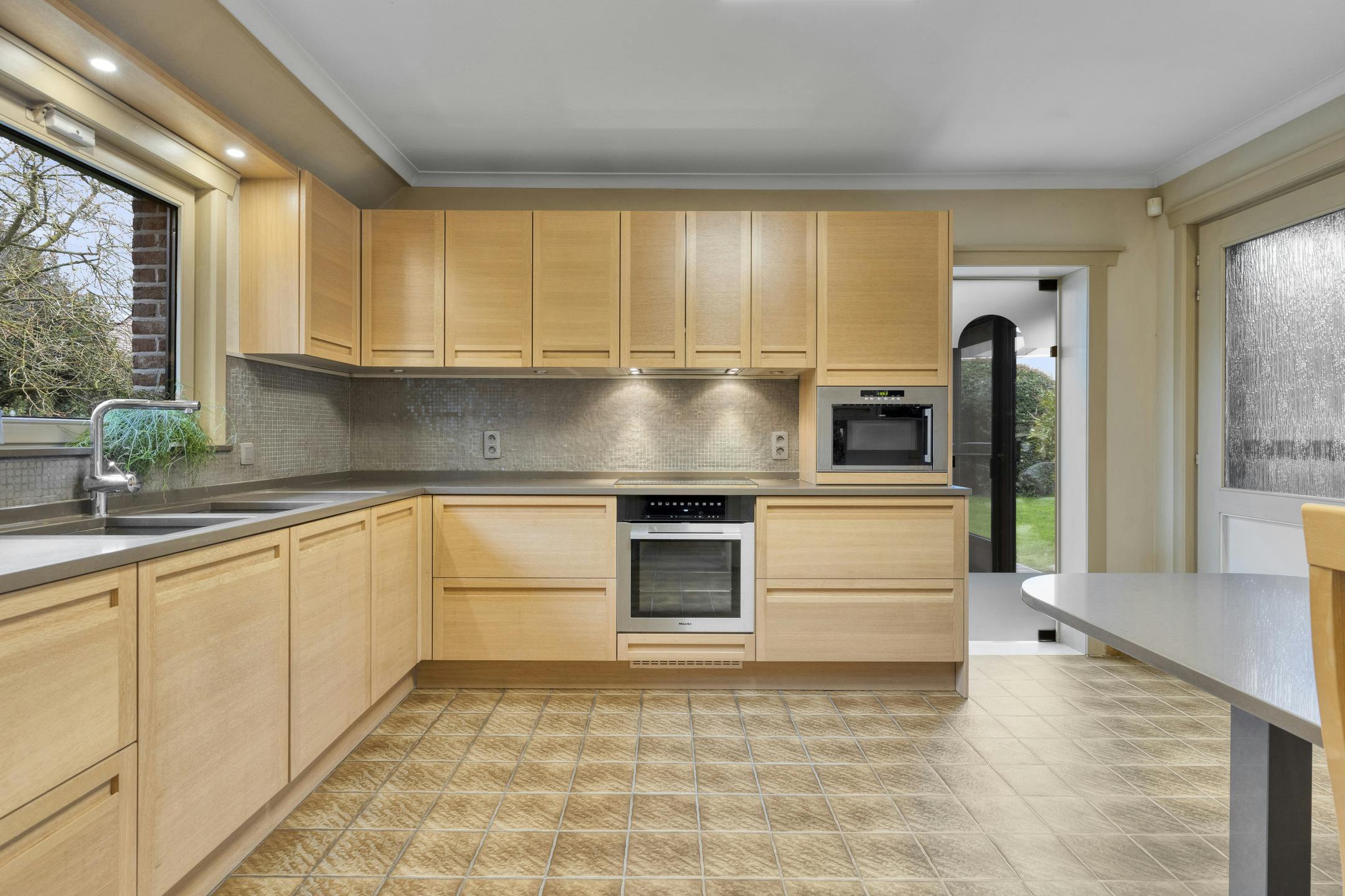 Mooie villa met schitterende tuin in residentiële woonwijk foto 12