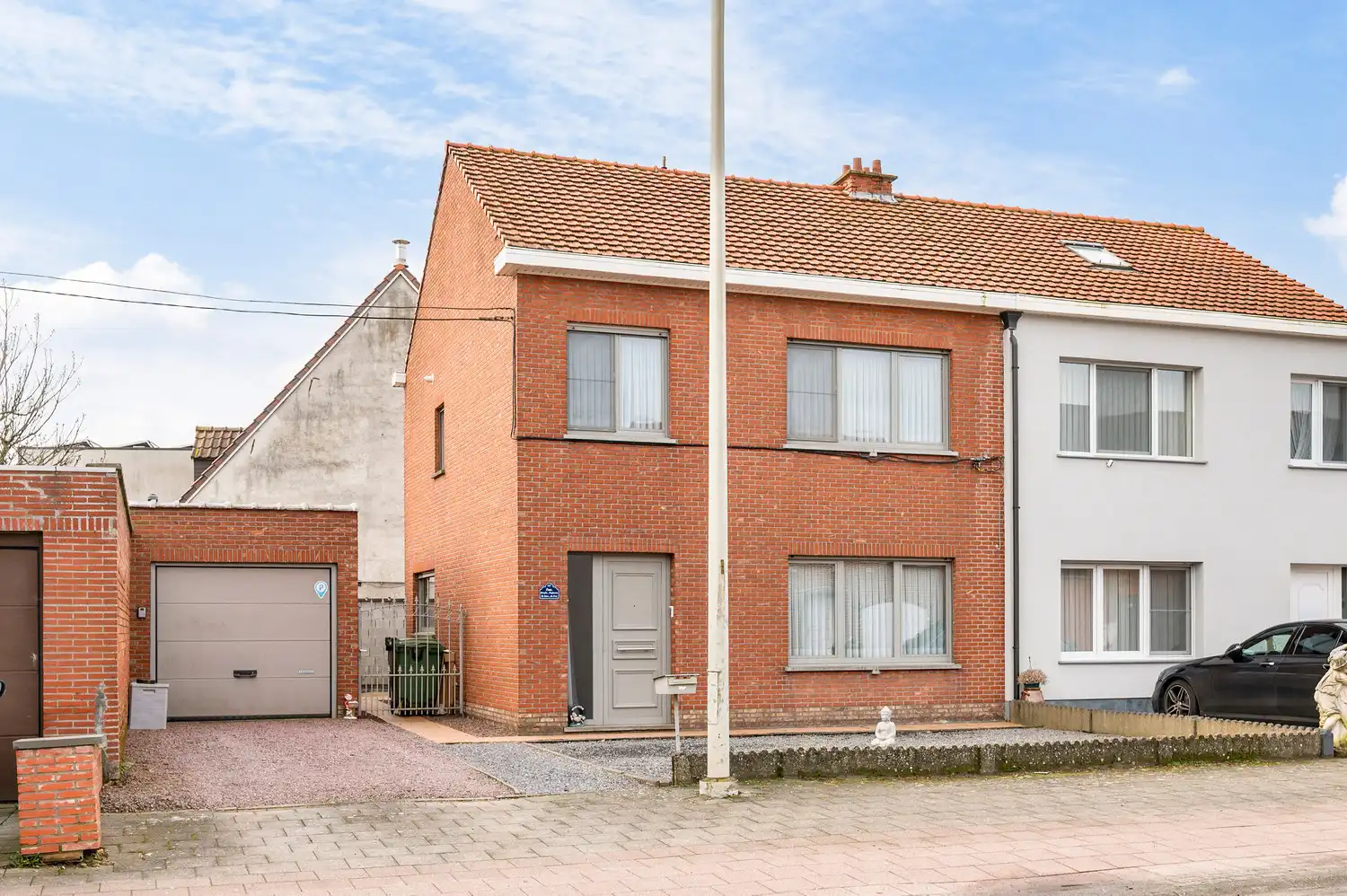 Gezinswoning, 3 slaapkamers, garage, tuin. foto {{pictureIndex}}