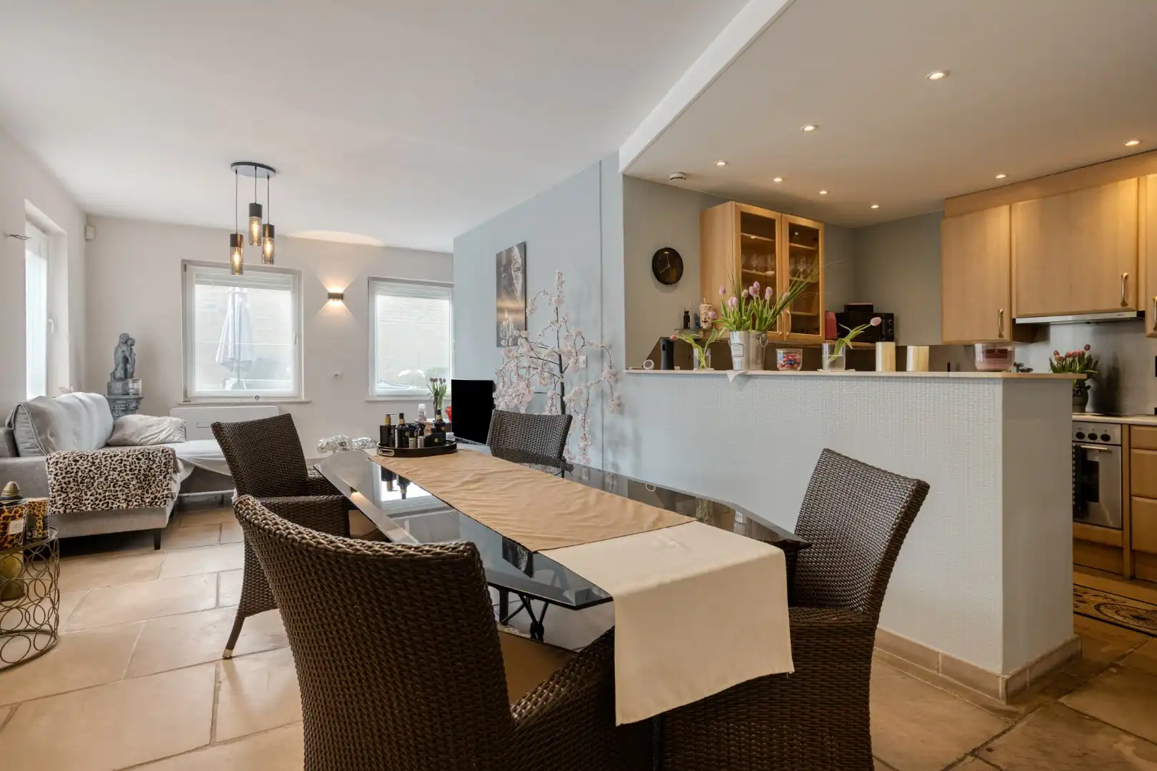 Lichtrijk, gelijkvloers appartement of handelsruimte met woonst! foto {{pictureIndex}}
