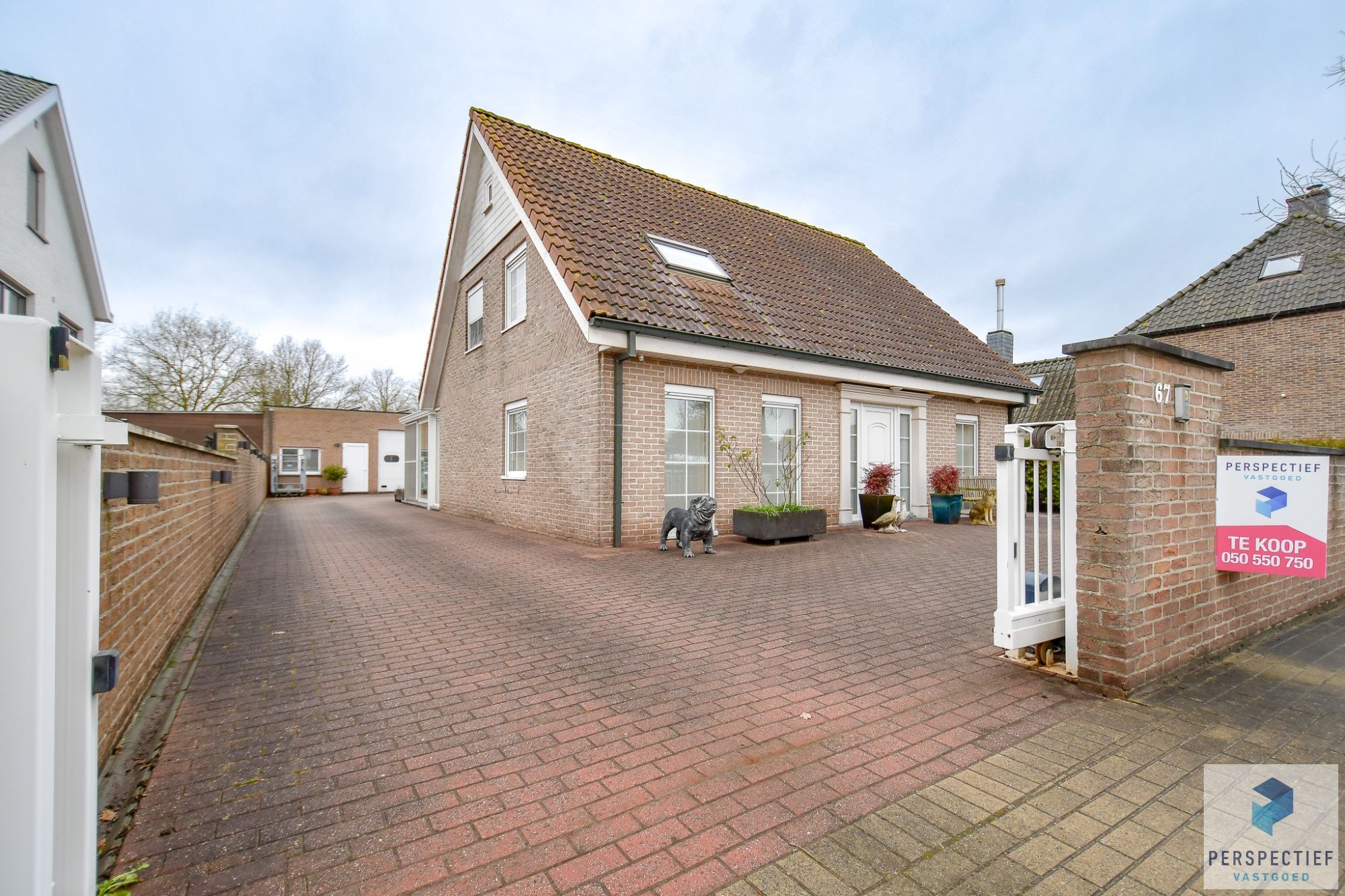 Statige ruime villa met loods en ingerichte studio in een rustige omgeving foto {{pictureIndex}}