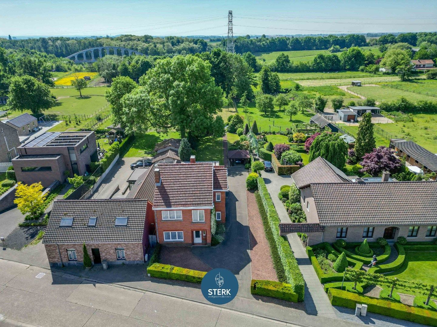 OP TE KNAPPEN GEZINSWONING OP EEN ZUIDGERICHT PERCEEL IN HET GROENE GELLIK !  foto {{pictureIndex}}