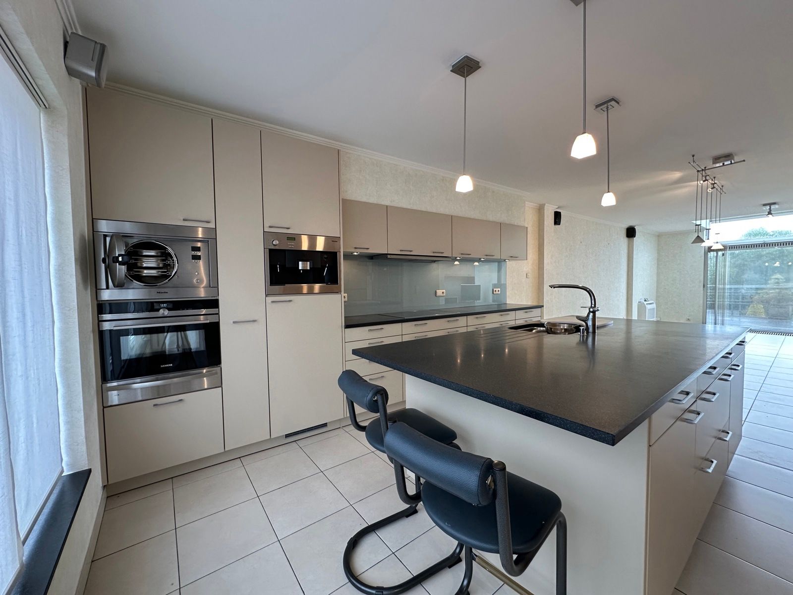 Ruime bel-étagewoning te huur met tuin en garagebox! foto 9