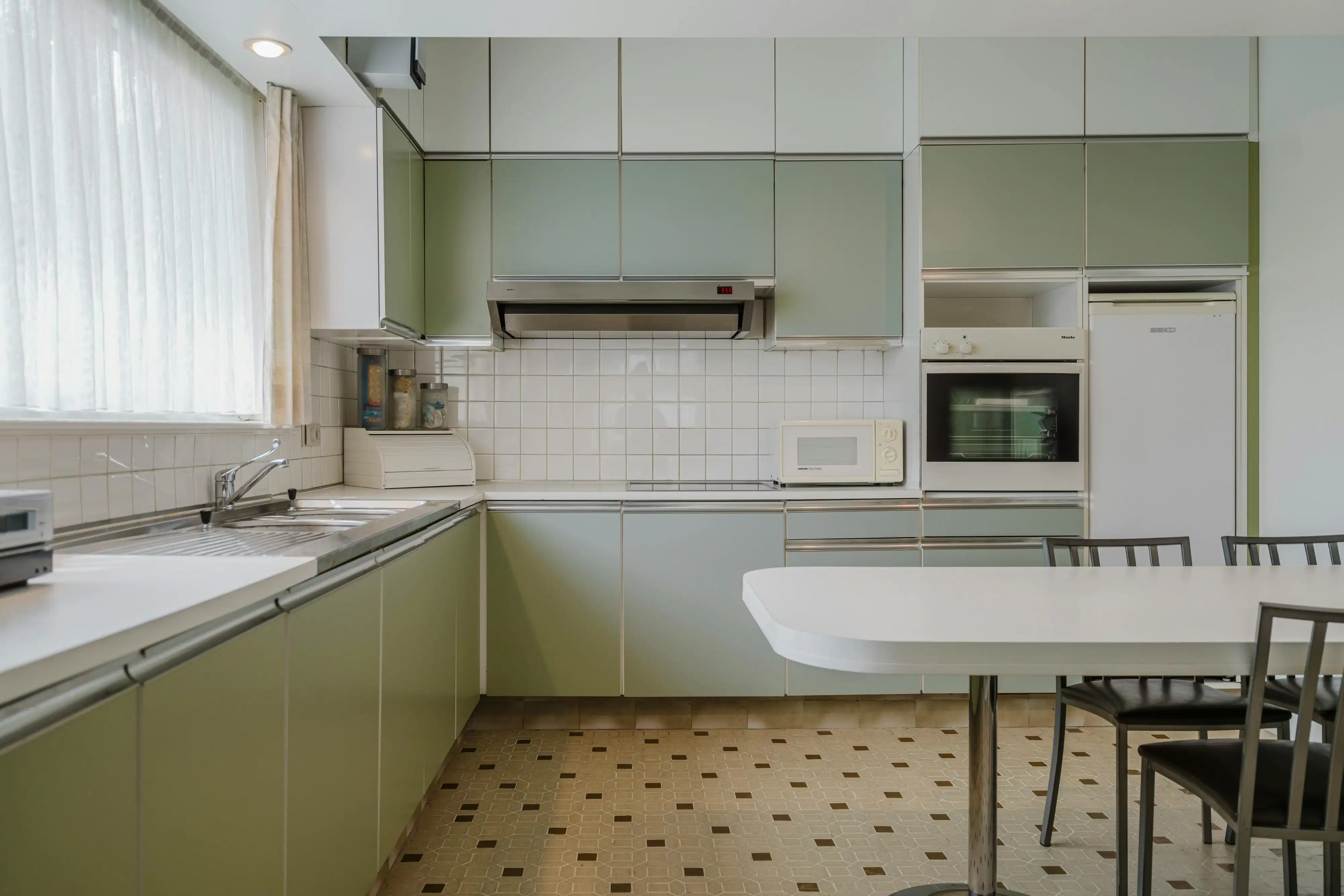 Gelijkvloerse villa met atelier/grote garage nabij het Preshoekbos foto 3