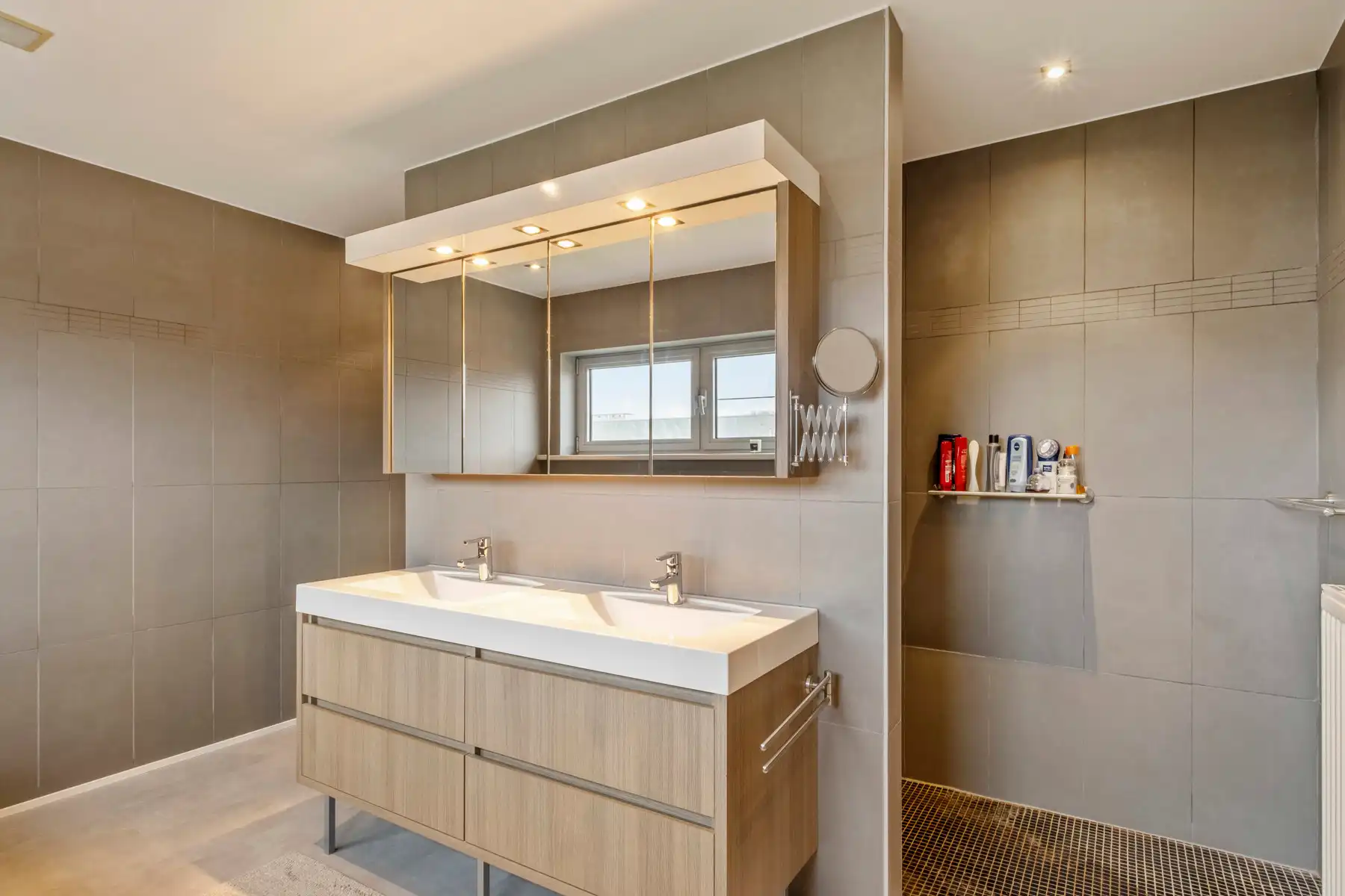 Ruime loods met ruime instapklare woning te Oostende. foto 9