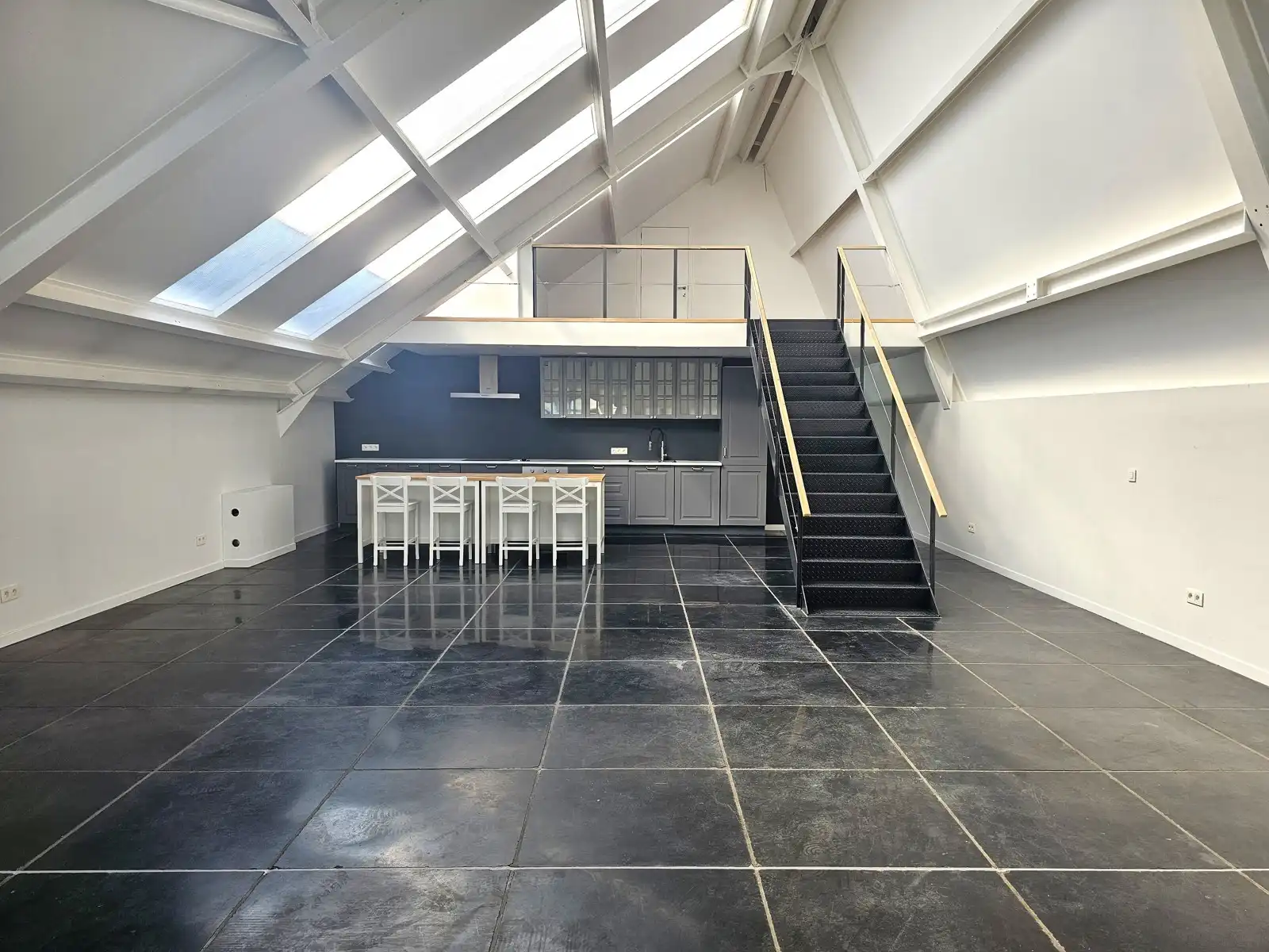 Stijlvolle loft met 2 slaapkamers en terras op centrale ligging foto 4