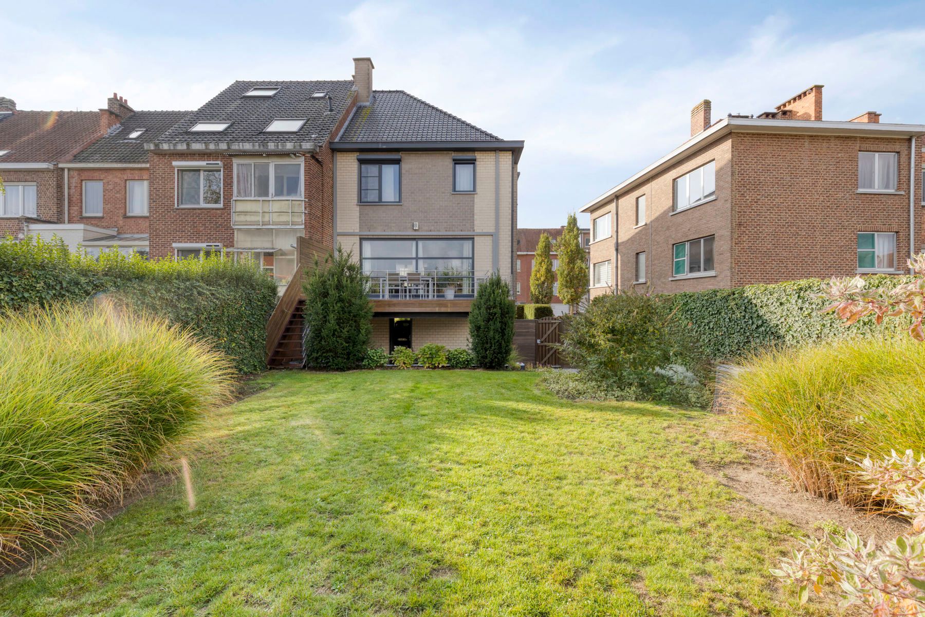 Ruime woning met 4 slaapkamers, garage en tuin foto 2