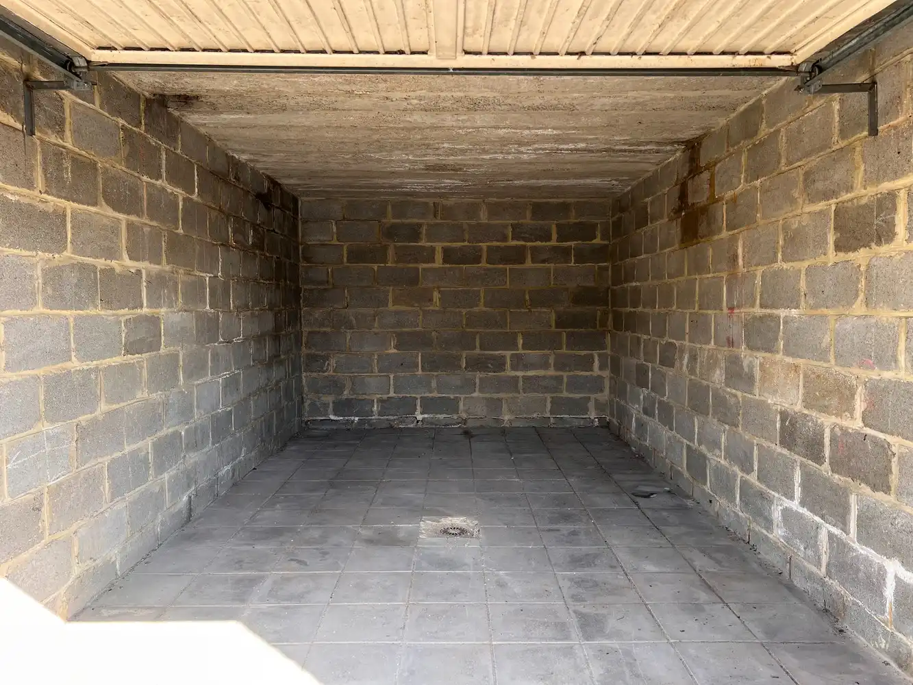 Goed gelegen en handige (privé) garagebox (16m²) te Herent nabij Den Elst ! foto 3