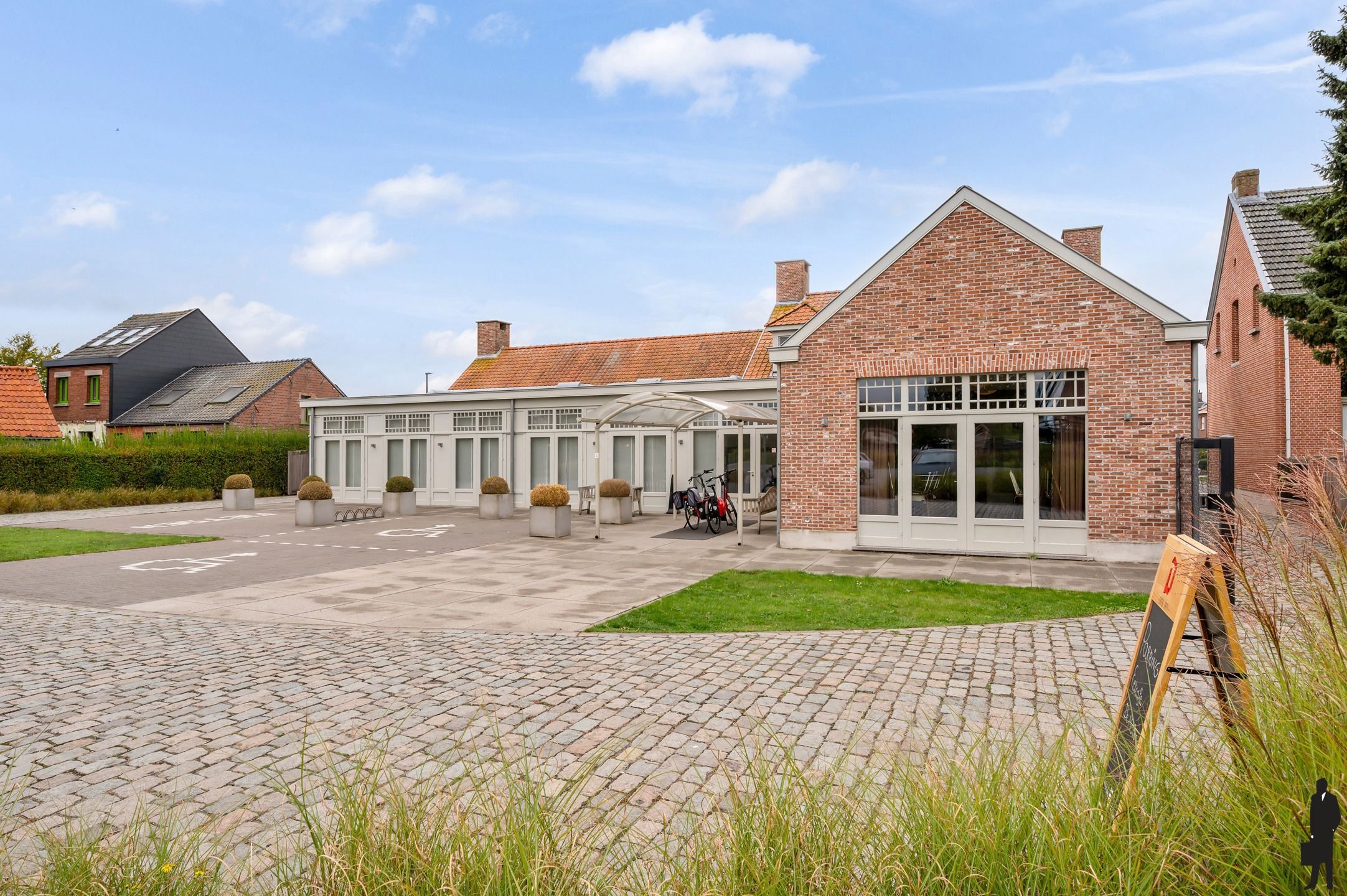 Polyvalent gebouw met 60 parkeerplaatsen en appartement! foto 25