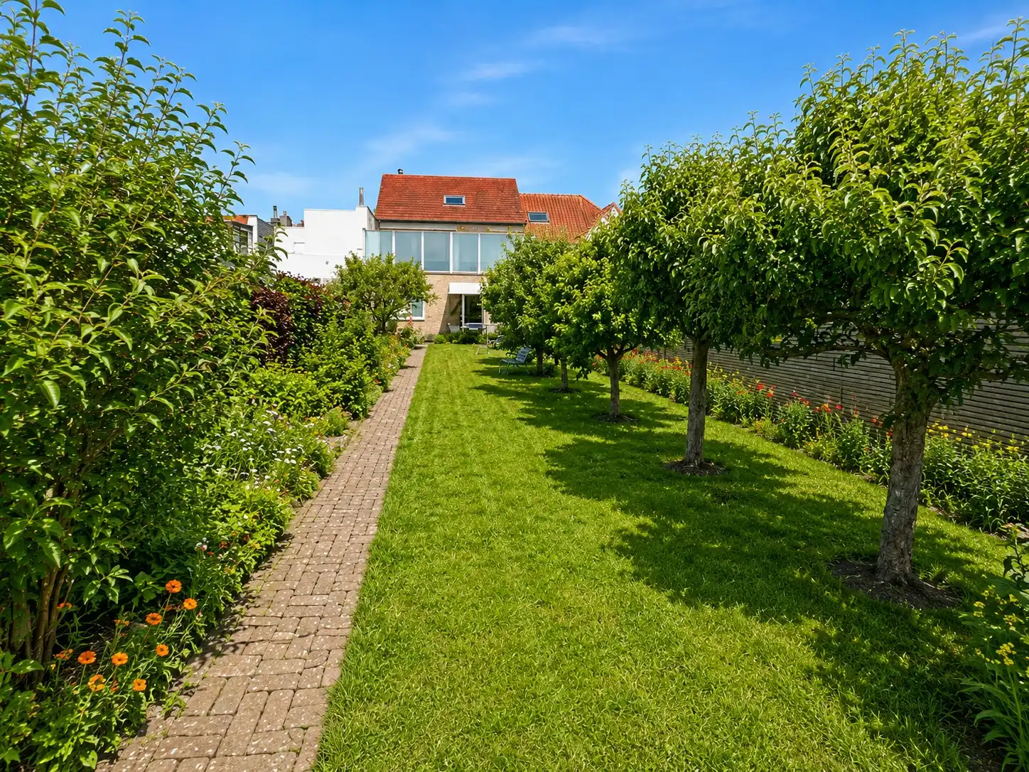 Stijlvol gelijkvloers appartement met private tuin nabij zee in De Haan. foto 14
