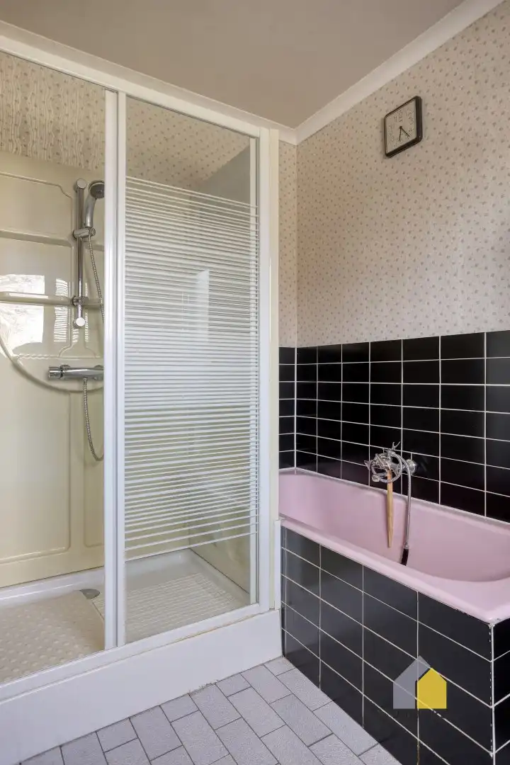 Te renoveren, statige woning op mooi perceel van 23 a 90 ca. foto 11