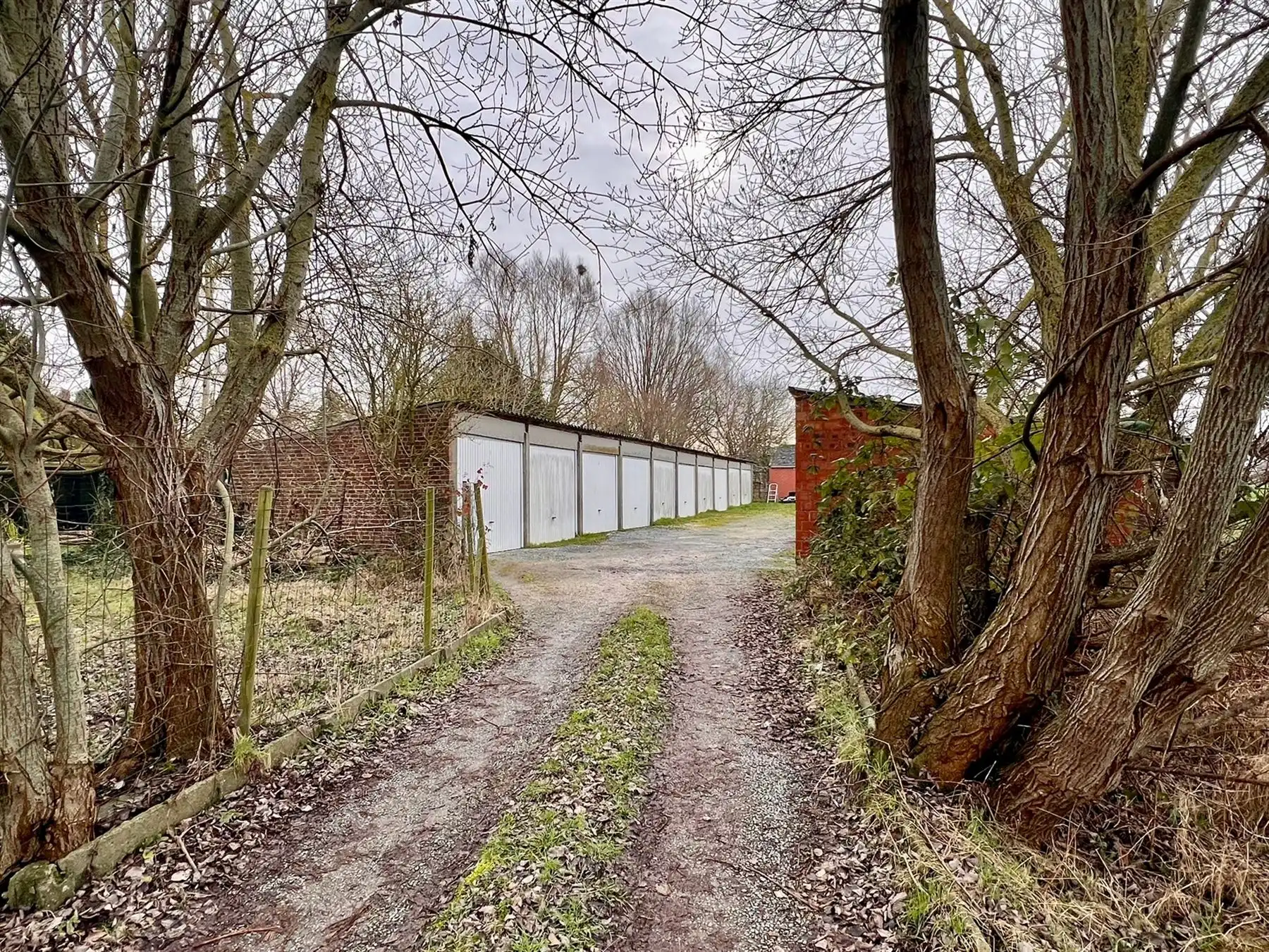 Ideale investering bouwgrond met 20 achterliggende garageboxen foto 6