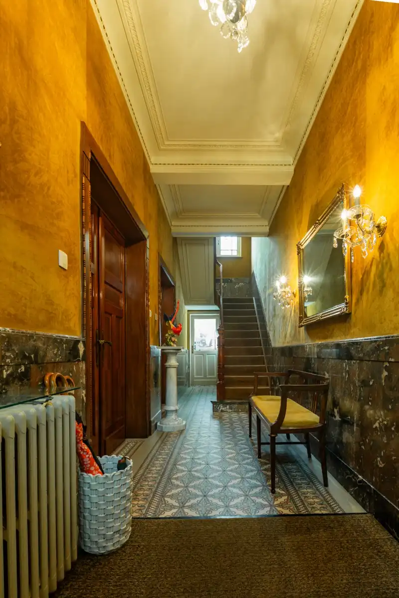 Prachtige, te renoveren, authentieke burgerwoning  met 5 slaapkamers, tuin en ruime garage. foto 4
