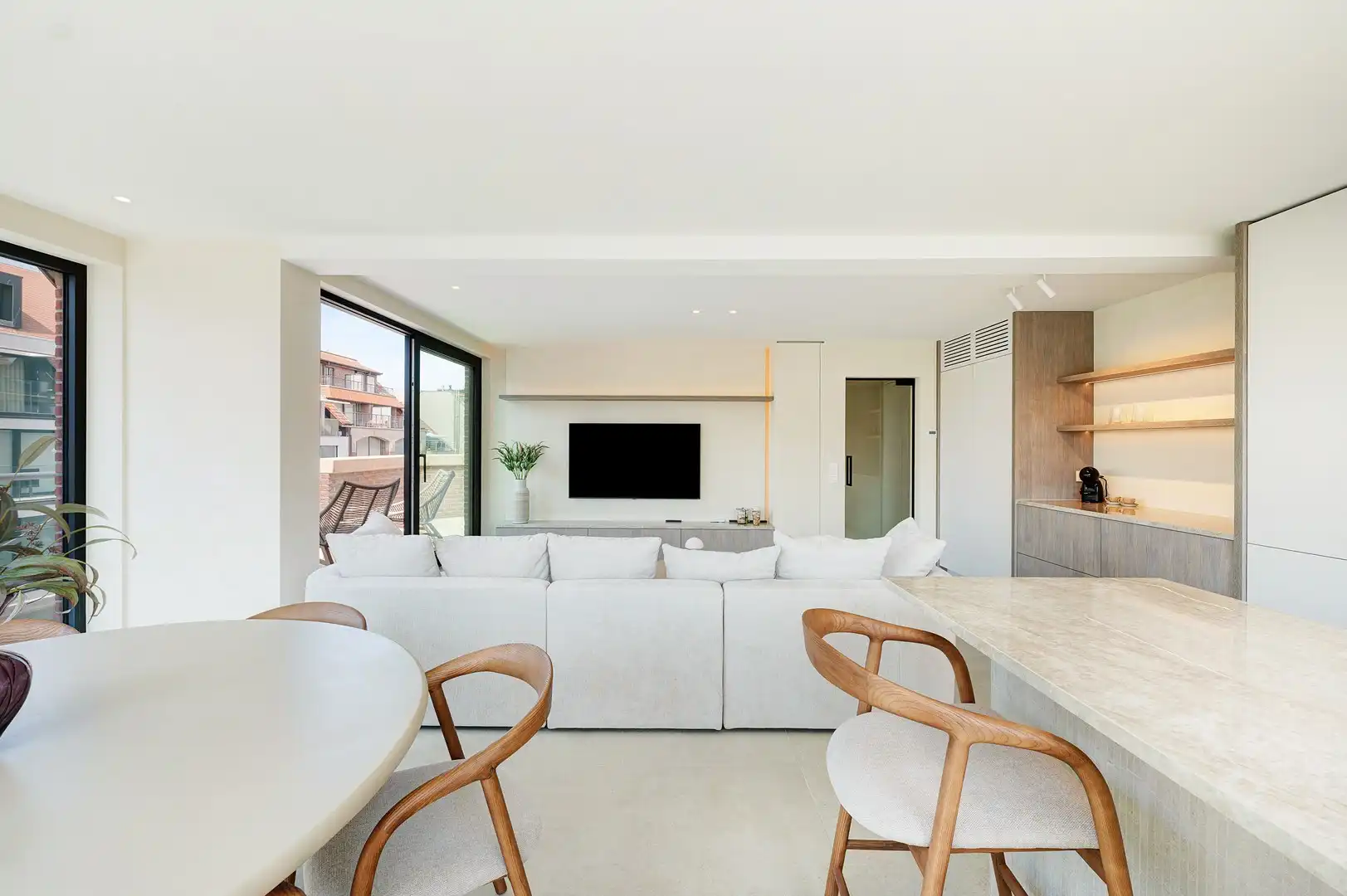 Prachtig gerenoveerd duplex hoekappartement nabij de Lippenslaan. foto 12