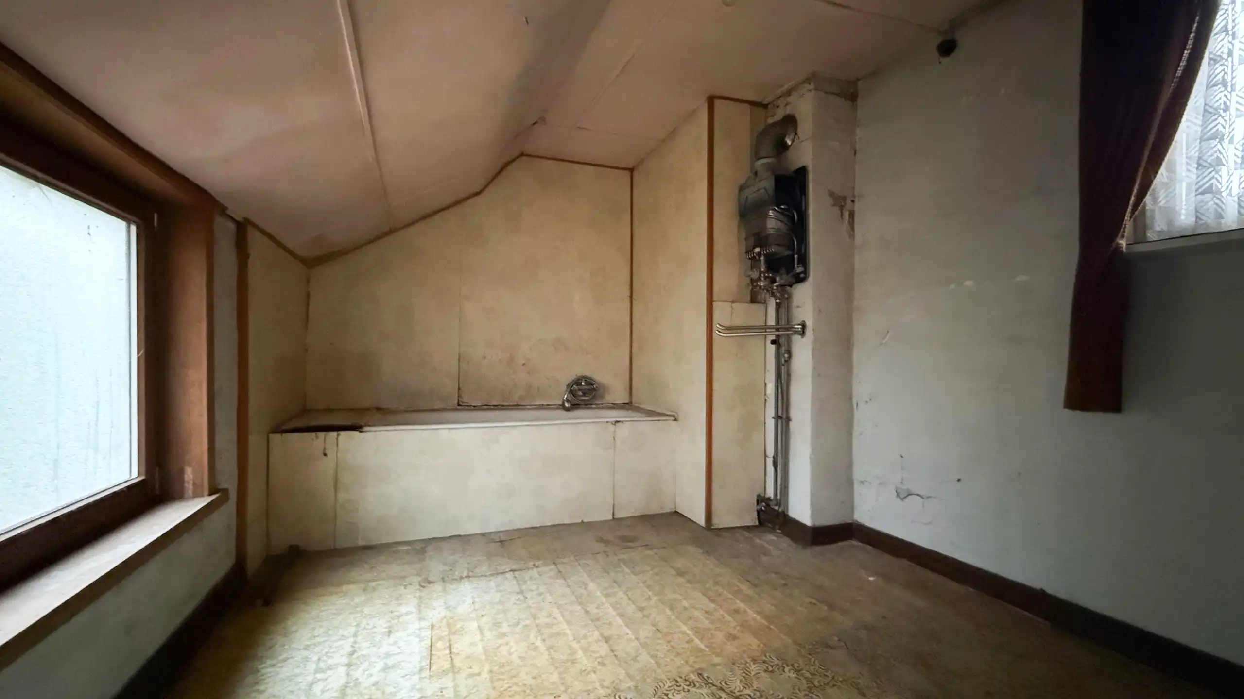 Te renoveren woning met potentieel op rustige ligging foto 9