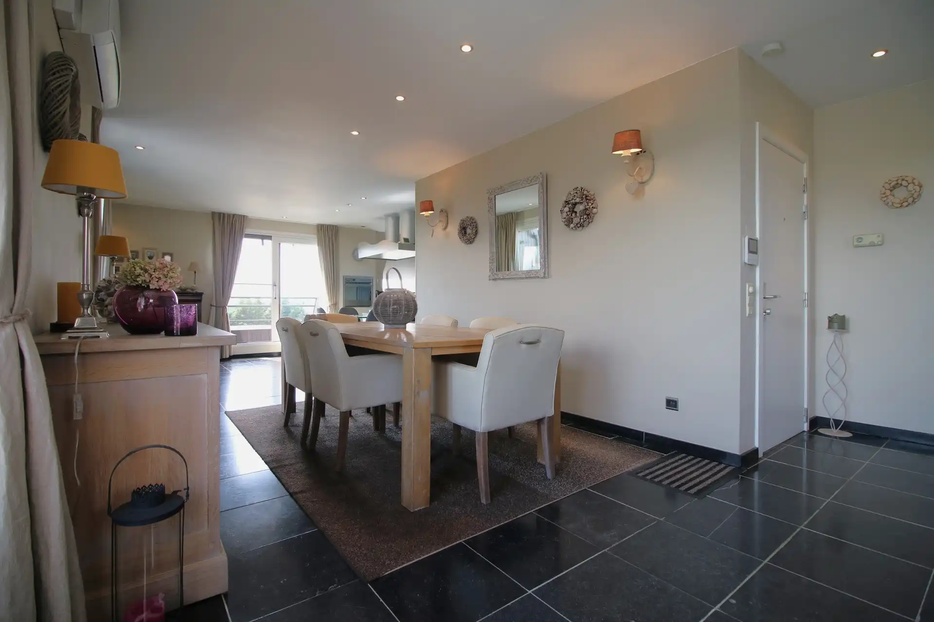 Ruim appartement op 3de verdieping met 2 garages foto 3