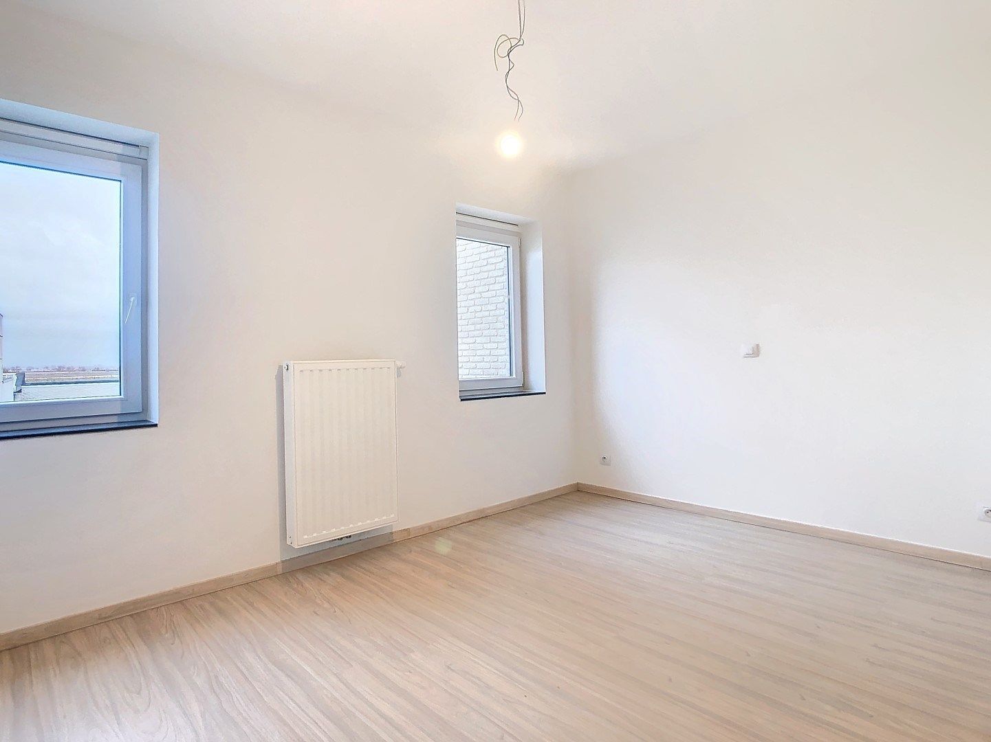 Recente woning te huur met 3 slaapkamers , tuin, garage en 2 parkeerplaatsen ! foto 4