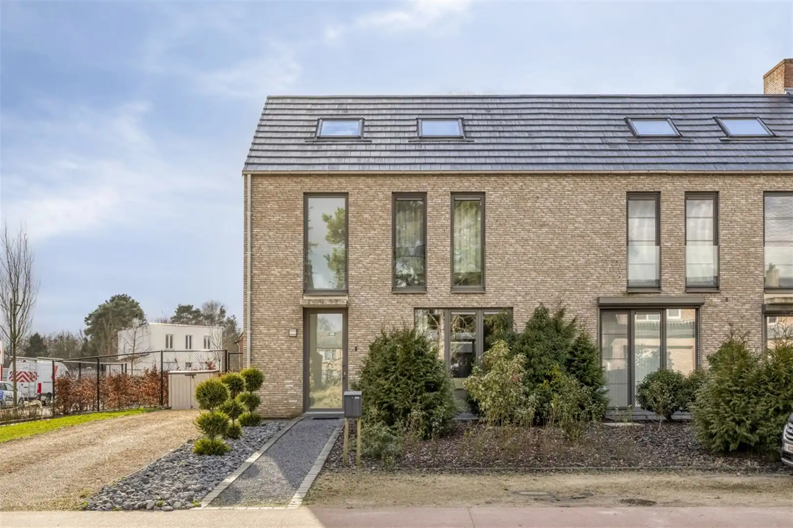 TE KOOP: Recente, lichtrijke woning met 3 slaapkamers te Tessenderlo! foto {{pictureIndex}}