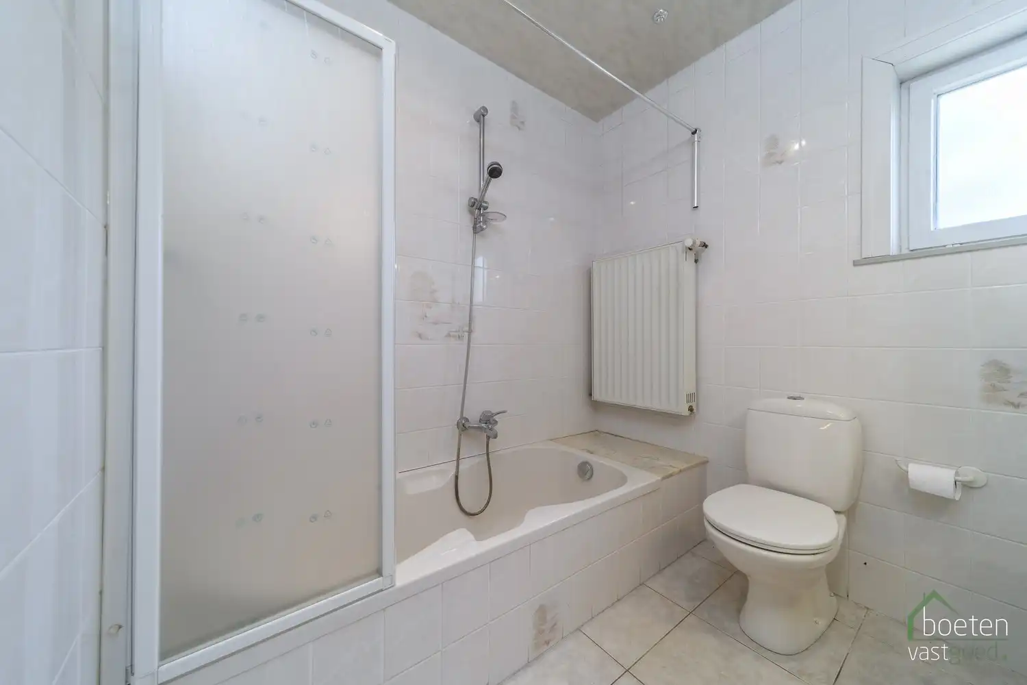 BEVEREN AAN DE IJZER: Zeer degelijke villa-bungalow met alle leefruimtes op het gelijkvloers, ruime garage en tuin op 772m² totale grondopp. foto 13