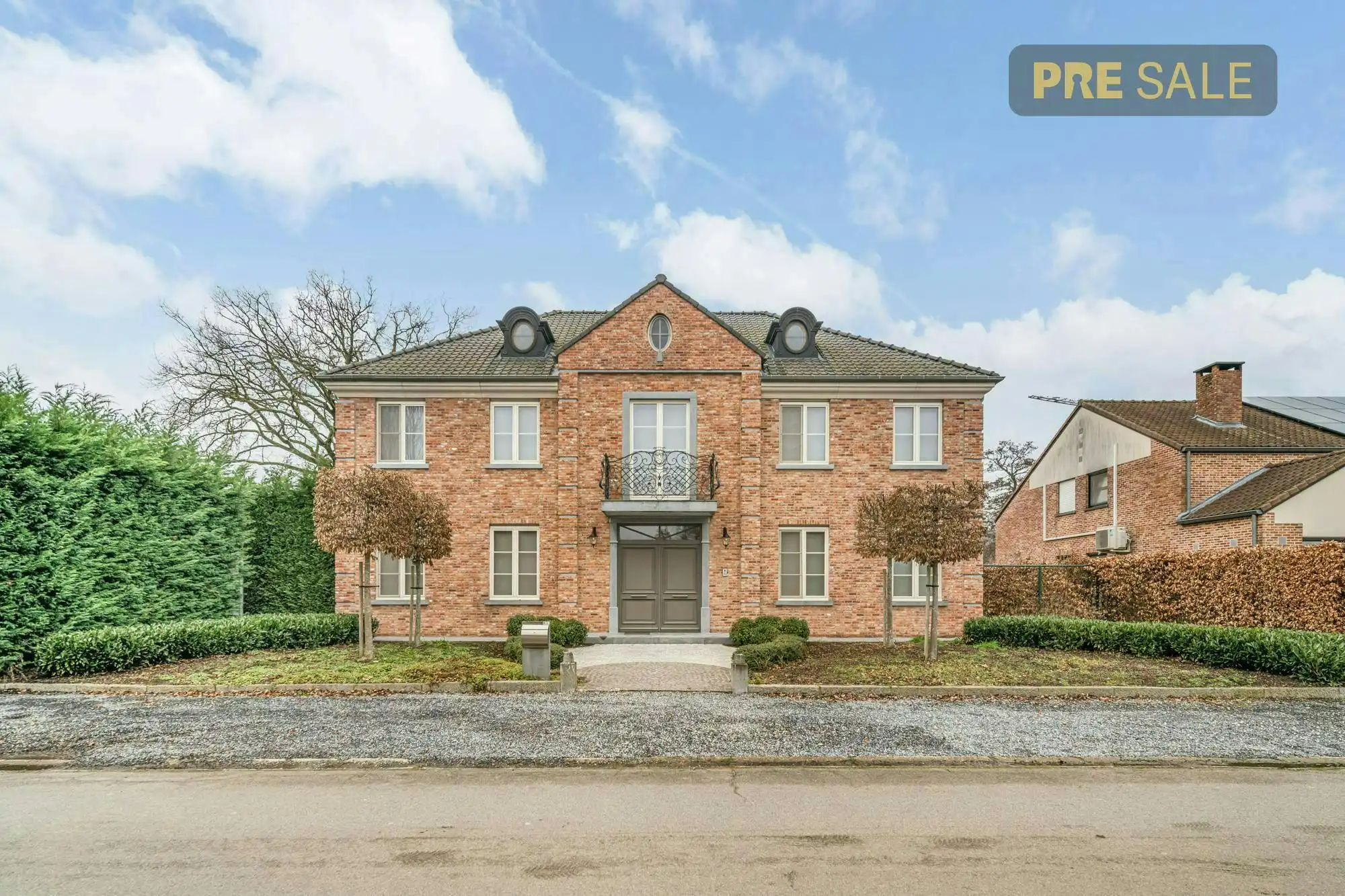 Pastorijvilla met praktijkruimte en studio te Zonhoven foto {{pictureIndex}}