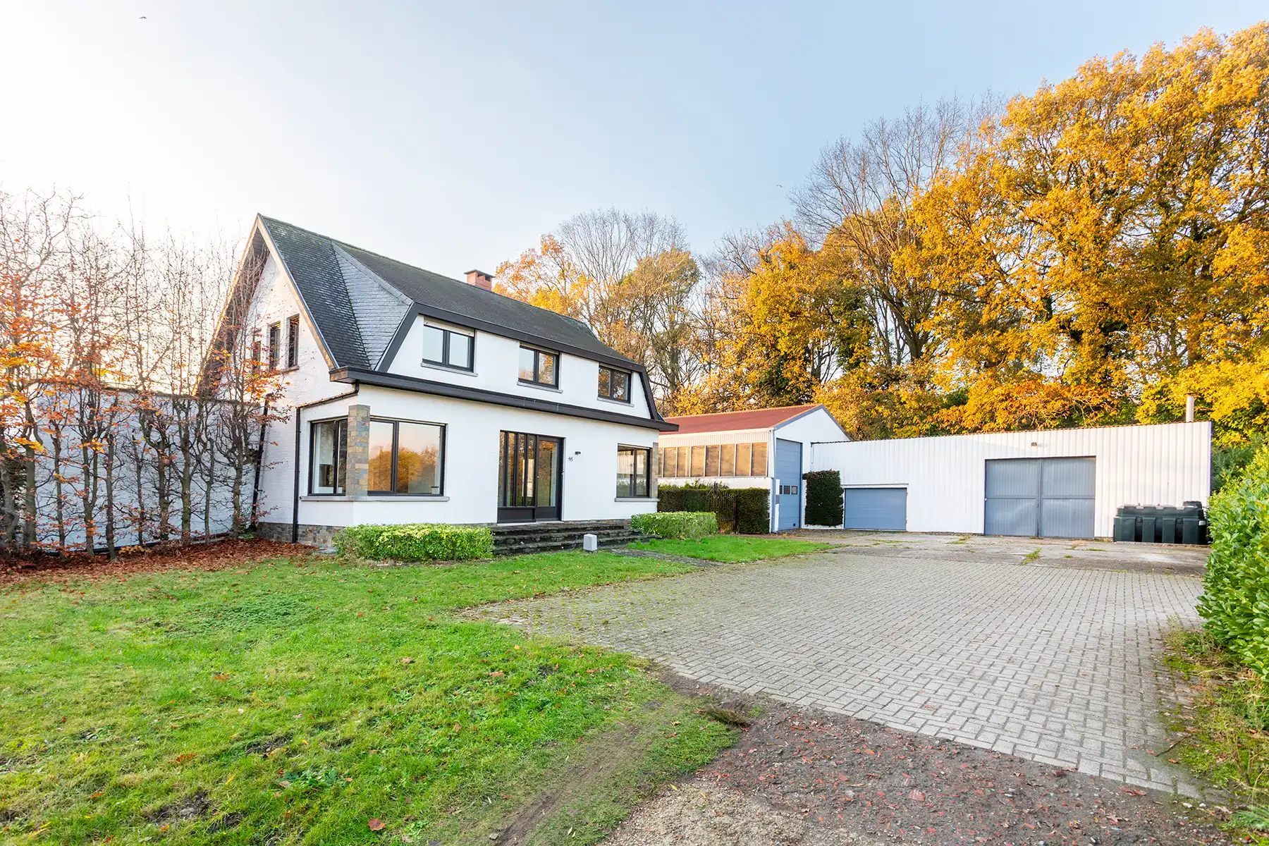 Edegem - Villa met 4 slpkamers + garage + ruim magazijn 500² foto {{pictureIndex}}