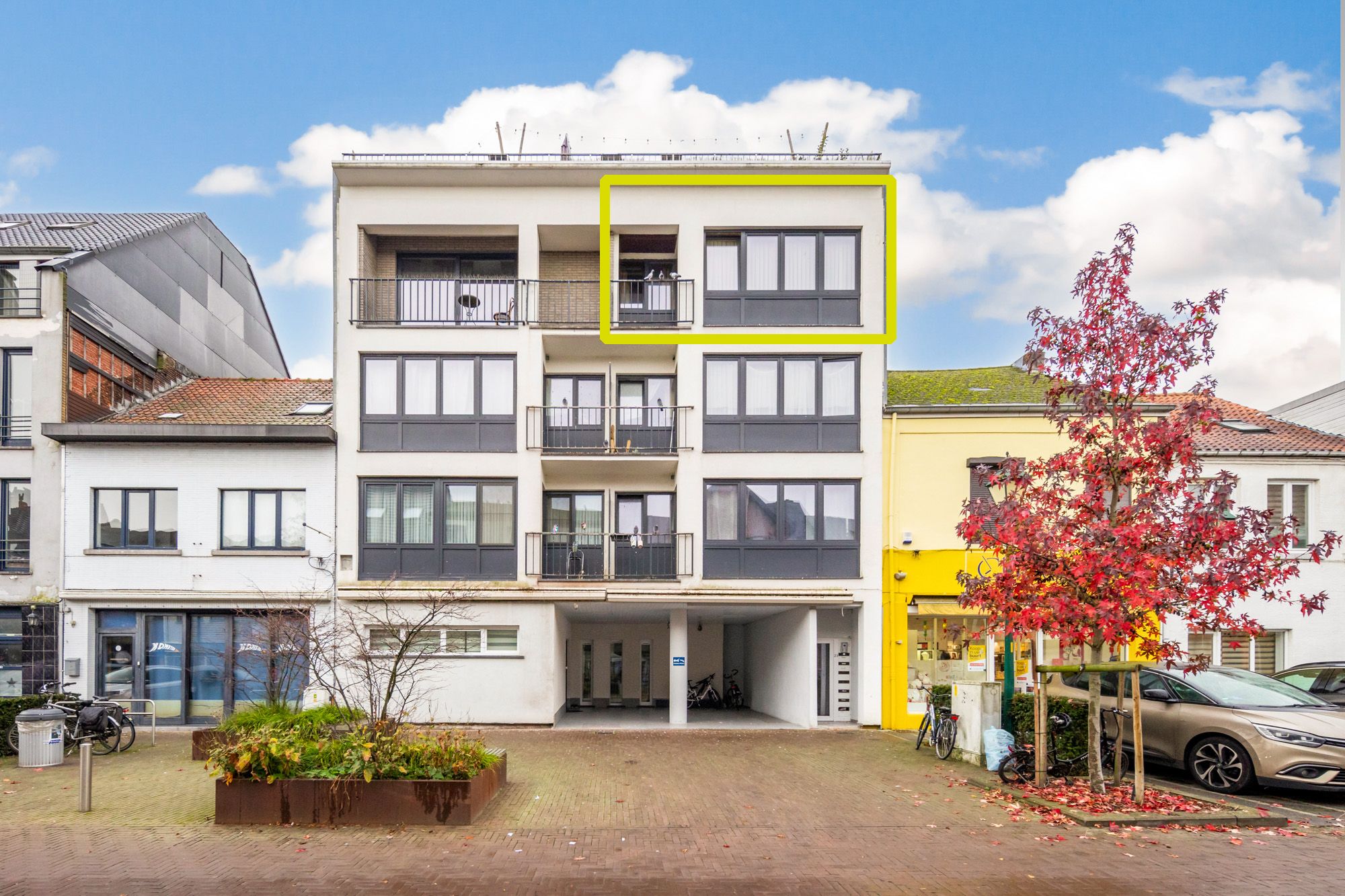 IDEALIS VASTGOED - CENTRAAL GELEGEN 2-SLPKMR APPARTEMENT IN HET CENTRUM VAN LEOPOLDSBURG! – Correct onderhouden appartement op de derde verdieping (+-88m²) met een aangename leefruimte, aparte keuken, 2 slaapkamers, badkamer en apart toilet. Het appartement beschikt tevens over een lift en een privatieve kelder. Geschikt voor zij die zoeken naar betaalbaar wonen in het centrum van Leopoldsburg. foto {{pictureIndex}}