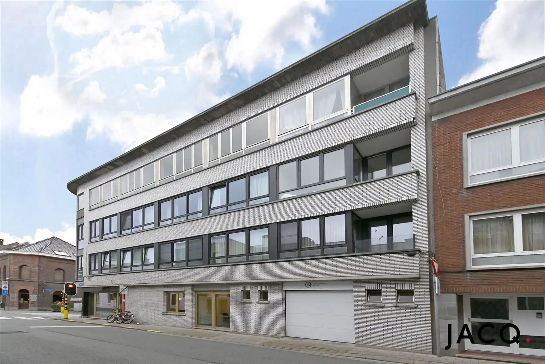 Modern, gerenoveerd kantoor met ruime garage foto 14