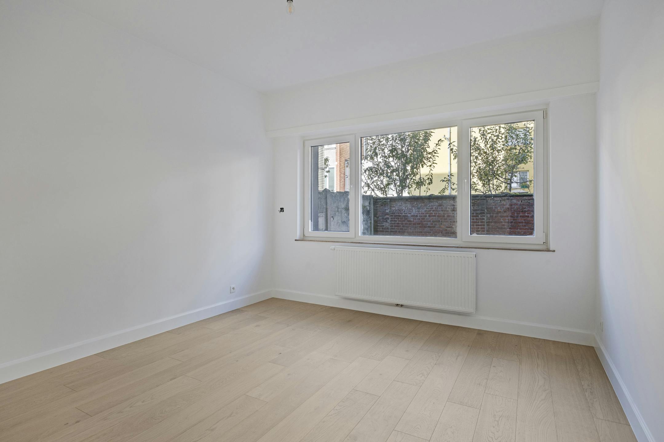 Gerenoveerd gelijkvloers appartement met twee slaapkamers foto 4