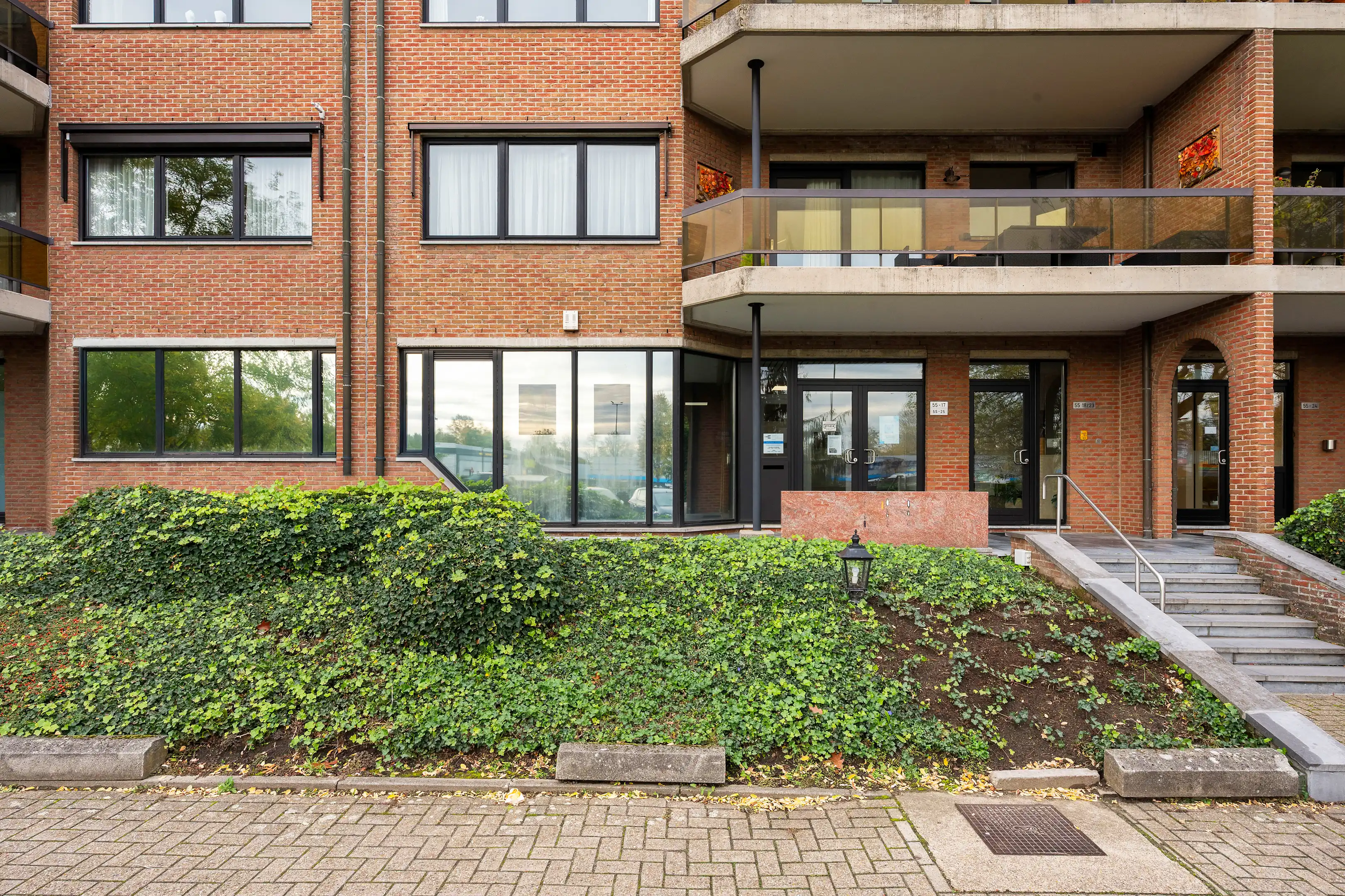 Veelzijdige commerciële gelijkvloers van ca. 500 m² foto {{pictureIndex}}