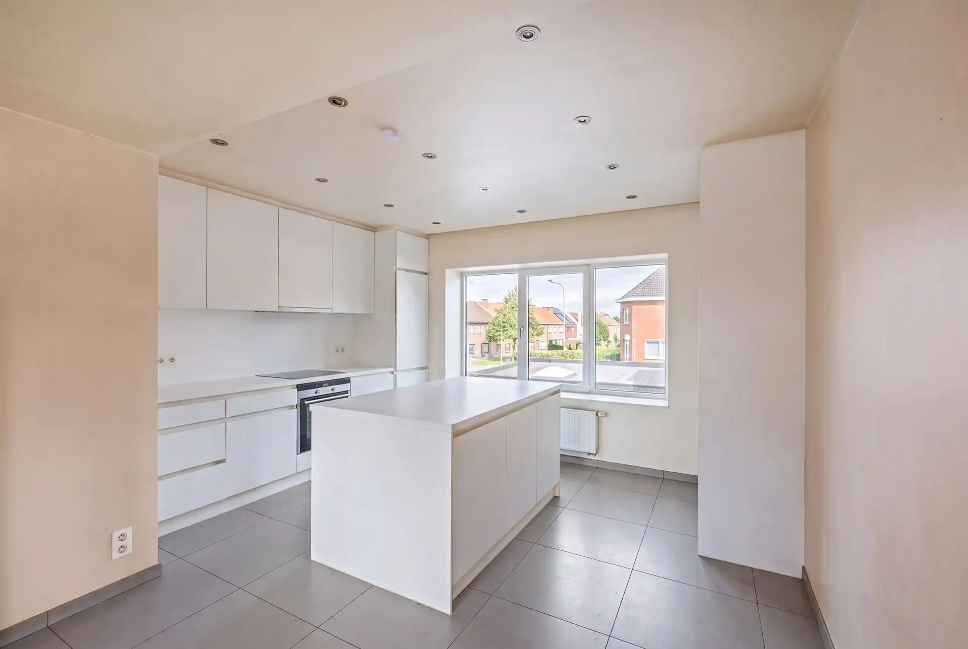 Topgelegen kantoor/handelspand met appartement foto 6