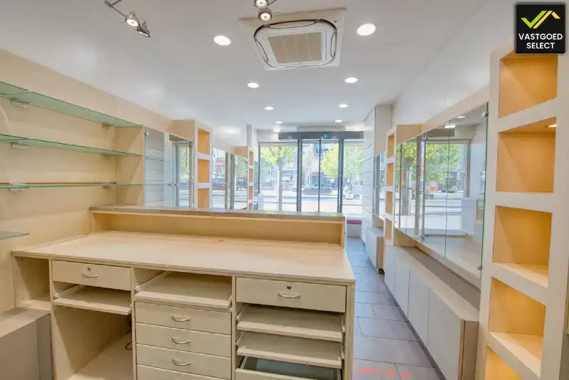 Commercieel handelshuis met apotheek en woonst te koop in centrum Eeklo foto 2